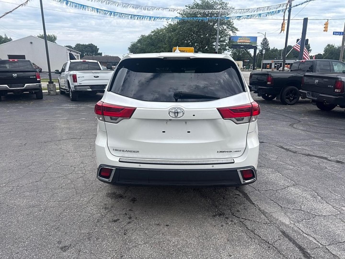 2017 WHITE /BLACK Toyota Highlander Limited AWD V6 (5TDDZRFH3HS) with an 3.5L V6 DOHC 24V engine, 6A transmission, located at 3304 Woodville Road, Northwood, OH, 43619, (419) 210-8019, 41.612694, -83.480743 - Your #1 Destination for Auto Loans and mdash;No Matter Your Credit!At our dealership, we believe everyone deserves the opportunity to drive their dream car and mdash;whether you have good credit, bad credit, or no credit at all. With a wide selection of hundreds of cars, trucks, and SUVs, you'll fin- Photo#3