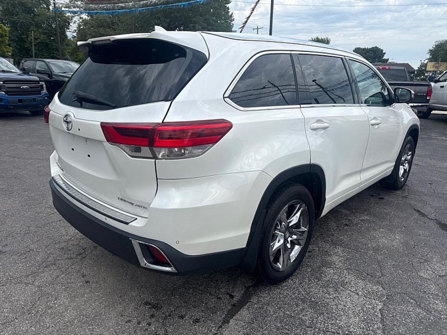 2017 WHITE /BLACK Toyota Highlander Limited AWD V6 (5TDDZRFH3HS) with an 3.5L V6 DOHC 24V engine, 6A transmission, located at 3304 Woodville Road, Northwood, OH, 43619, (419) 210-8019, 41.612694, -83.480743 - Your #1 Destination for Auto Loans and mdash;No Matter Your Credit!At our dealership, we believe everyone deserves the opportunity to drive their dream car and mdash;whether you have good credit, bad credit, or no credit at all. With a wide selection of hundreds of cars, trucks, and SUVs, you'll fin- Photo#4