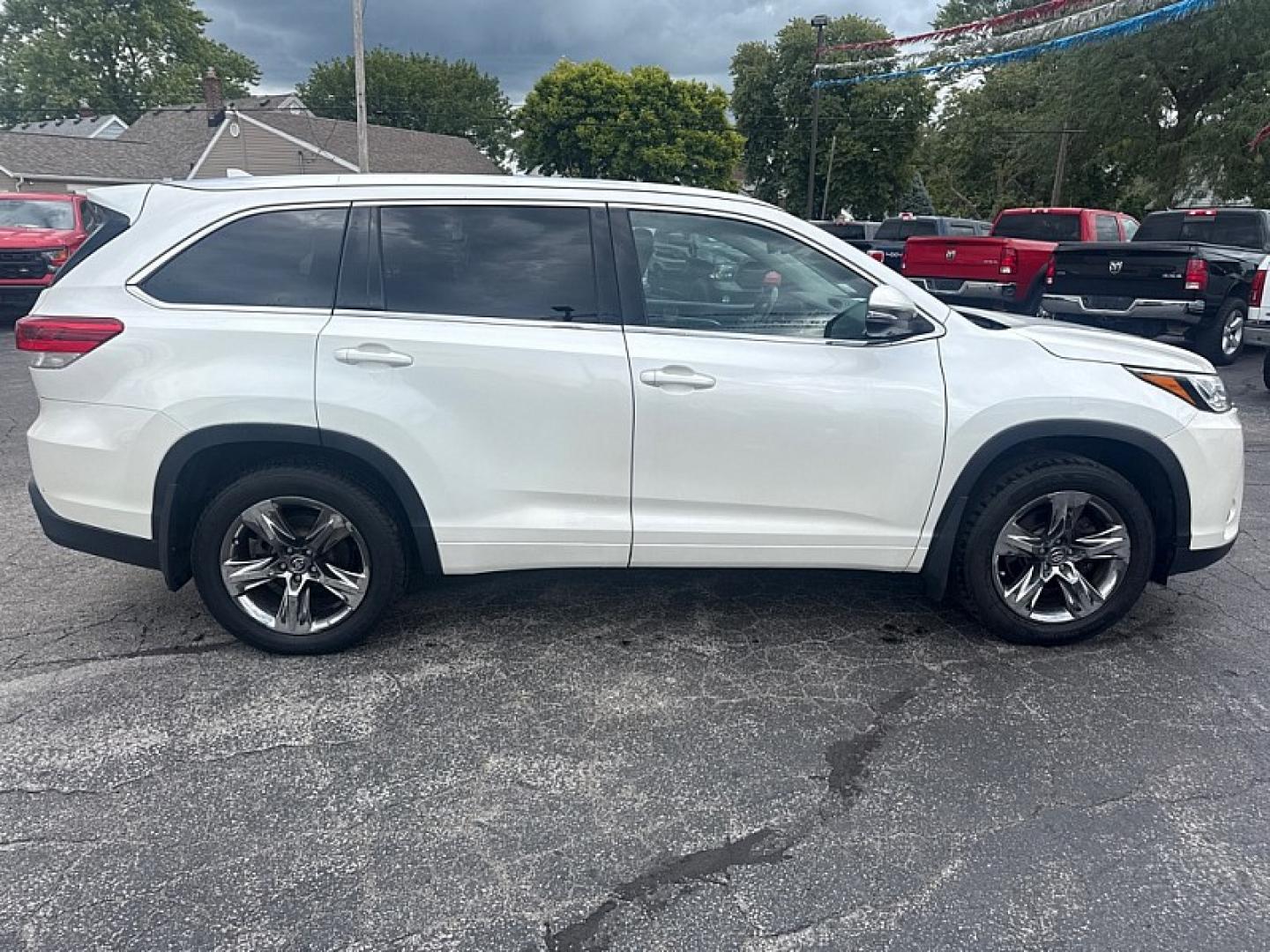 2017 WHITE /BLACK Toyota Highlander Limited AWD V6 (5TDDZRFH3HS) with an 3.5L V6 DOHC 24V engine, 6A transmission, located at 3304 Woodville Road, Northwood, OH, 43619, (419) 210-8019, 41.612694, -83.480743 - Your #1 Destination for Auto Loans and mdash;No Matter Your Credit!At our dealership, we believe everyone deserves the opportunity to drive their dream car and mdash;whether you have good credit, bad credit, or no credit at all. With a wide selection of hundreds of cars, trucks, and SUVs, you'll fin- Photo#5