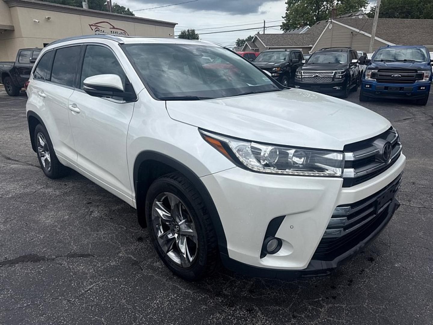 2017 WHITE /BLACK Toyota Highlander Limited AWD V6 (5TDDZRFH3HS) with an 3.5L V6 DOHC 24V engine, 6A transmission, located at 3304 Woodville Road, Northwood, OH, 43619, (419) 210-8019, 41.612694, -83.480743 - Your #1 Destination for Auto Loans and mdash;No Matter Your Credit!At our dealership, we believe everyone deserves the opportunity to drive their dream car and mdash;whether you have good credit, bad credit, or no credit at all. With a wide selection of hundreds of cars, trucks, and SUVs, you'll fin- Photo#6
