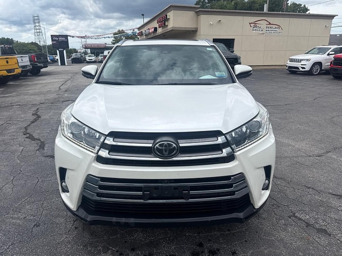 2017 WHITE /BLACK Toyota Highlander Limited AWD V6 (5TDDZRFH3HS) with an 3.5L V6 DOHC 24V engine, 6A transmission, located at 3304 Woodville Road, Northwood, OH, 43619, (419) 210-8019, 41.612694, -83.480743 - Your #1 Destination for Auto Loans and mdash;No Matter Your Credit!At our dealership, we believe everyone deserves the opportunity to drive their dream car and mdash;whether you have good credit, bad credit, or no credit at all. With a wide selection of hundreds of cars, trucks, and SUVs, you'll fin- Photo#7