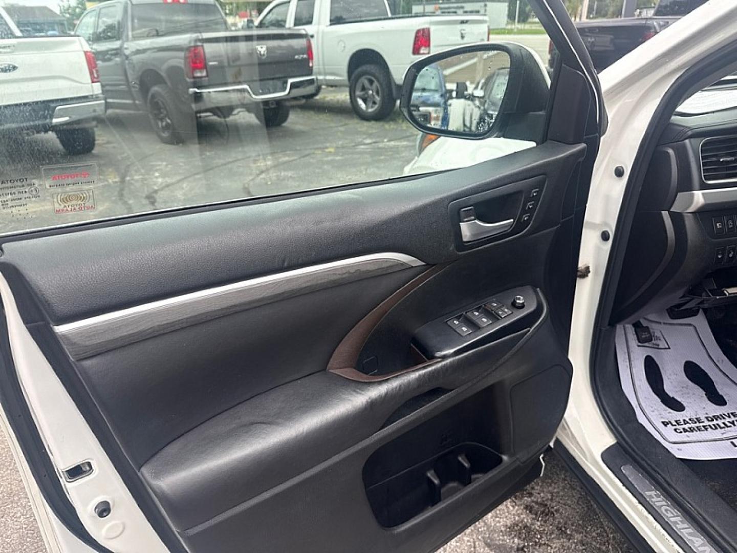 2017 WHITE /BLACK Toyota Highlander Limited AWD V6 (5TDDZRFH3HS) with an 3.5L V6 DOHC 24V engine, 6A transmission, located at 3304 Woodville Road, Northwood, OH, 43619, (419) 210-8019, 41.612694, -83.480743 - Your #1 Destination for Auto Loans and mdash;No Matter Your Credit!At our dealership, we believe everyone deserves the opportunity to drive their dream car and mdash;whether you have good credit, bad credit, or no credit at all. With a wide selection of hundreds of cars, trucks, and SUVs, you'll fin- Photo#8