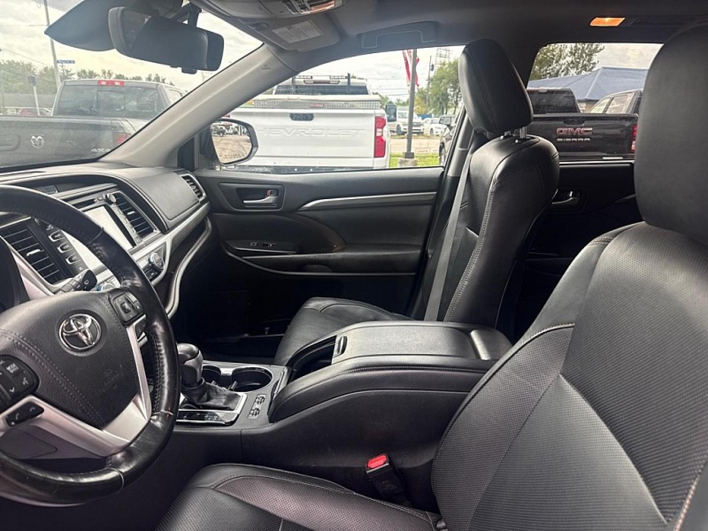 2017 WHITE /BLACK Toyota Highlander Limited AWD V6 (5TDDZRFH3HS) with an 3.5L V6 DOHC 24V engine, 6A transmission, located at 3304 Woodville Road, Northwood, OH, 43619, (419) 210-8019, 41.612694, -83.480743 - Your #1 Destination for Auto Loans and mdash;No Matter Your Credit!At our dealership, we believe everyone deserves the opportunity to drive their dream car and mdash;whether you have good credit, bad credit, or no credit at all. With a wide selection of hundreds of cars, trucks, and SUVs, you'll fin- Photo#9
