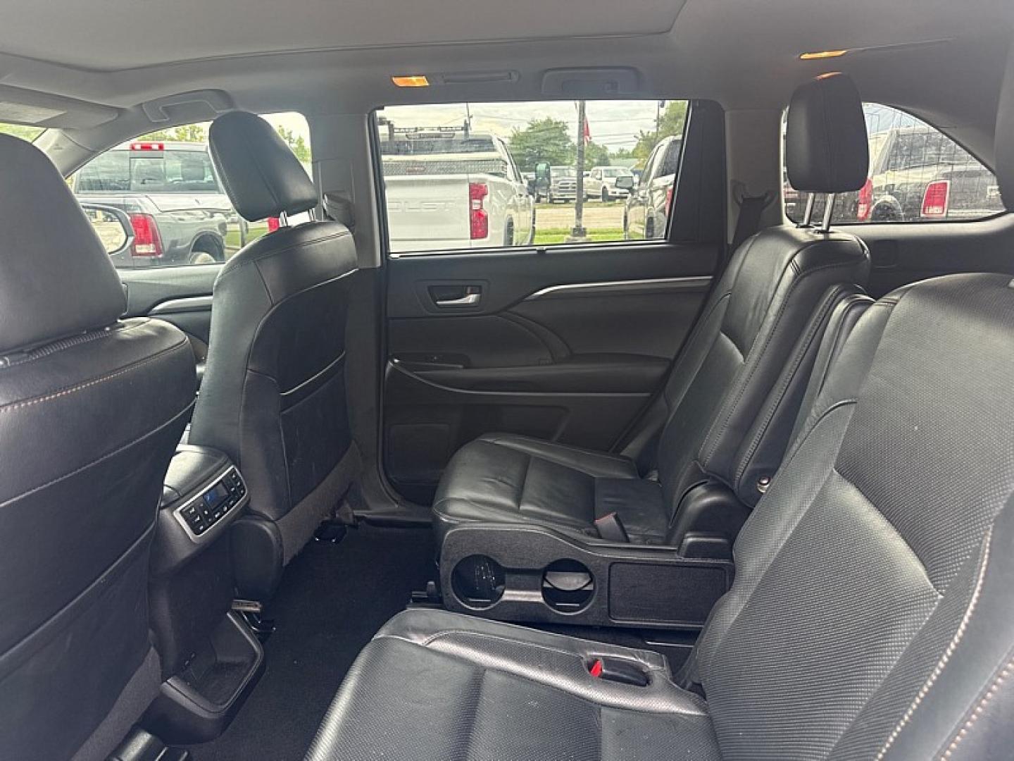 2017 WHITE /BLACK Toyota Highlander Limited AWD V6 (5TDDZRFH3HS) with an 3.5L V6 DOHC 24V engine, 6A transmission, located at 3304 Woodville Road, Northwood, OH, 43619, (419) 210-8019, 41.612694, -83.480743 - Your #1 Destination for Auto Loans and mdash;No Matter Your Credit!At our dealership, we believe everyone deserves the opportunity to drive their dream car and mdash;whether you have good credit, bad credit, or no credit at all. With a wide selection of hundreds of cars, trucks, and SUVs, you'll fin- Photo#11