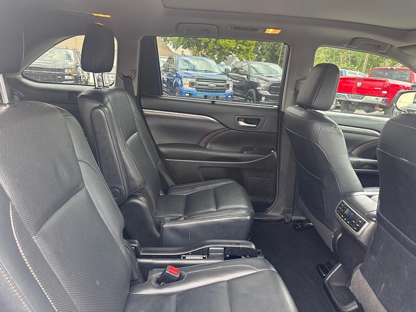 2017 WHITE /BLACK Toyota Highlander Limited AWD V6 (5TDDZRFH3HS) with an 3.5L V6 DOHC 24V engine, 6A transmission, located at 3304 Woodville Road, Northwood, OH, 43619, (419) 210-8019, 41.612694, -83.480743 - Your #1 Destination for Auto Loans and mdash;No Matter Your Credit!At our dealership, we believe everyone deserves the opportunity to drive their dream car and mdash;whether you have good credit, bad credit, or no credit at all. With a wide selection of hundreds of cars, trucks, and SUVs, you'll fin- Photo#13