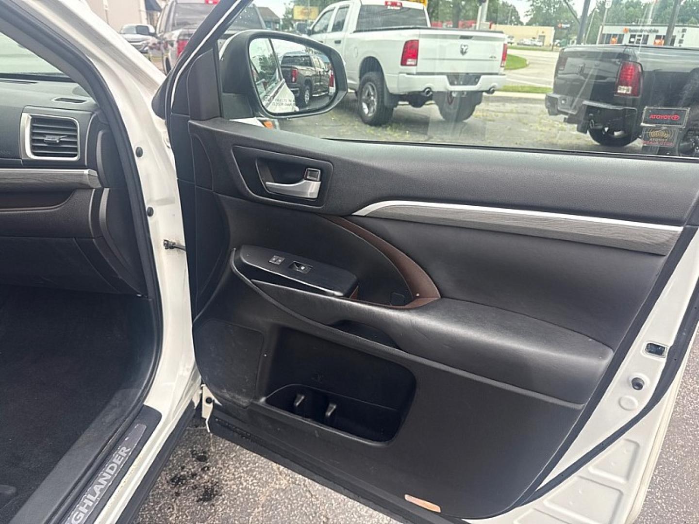 2017 WHITE /BLACK Toyota Highlander Limited AWD V6 (5TDDZRFH3HS) with an 3.5L V6 DOHC 24V engine, 6A transmission, located at 3304 Woodville Road, Northwood, OH, 43619, (419) 210-8019, 41.612694, -83.480743 - Your #1 Destination for Auto Loans and mdash;No Matter Your Credit!At our dealership, we believe everyone deserves the opportunity to drive their dream car and mdash;whether you have good credit, bad credit, or no credit at all. With a wide selection of hundreds of cars, trucks, and SUVs, you'll fin- Photo#14