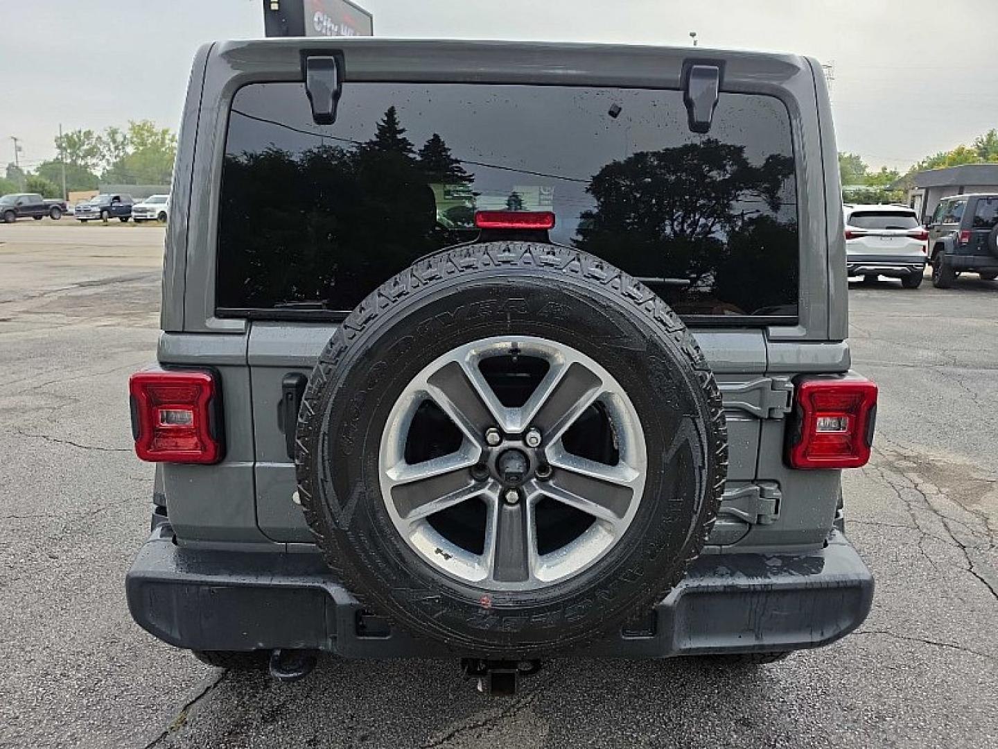 2019 GRAY /BLACK Jeep Wrangler Unlimited Sahara (1C4HJXEG2KW) with an 3.6L V6 DOHC 24V FFV engine, 6A transmission, located at 3304 Woodville Road, Northwood, OH, 43619, (419) 210-8019, 41.612694, -83.480743 - Your #1 Destination for Auto Loans and mdash;No Matter Your Credit!At our dealership, we believe everyone deserves the opportunity to drive their dream car and mdash;whether you have good credit, bad credit, or no credit at all. With a wide selection of hundreds of cars, trucks, and SUVs, you'll fin- Photo#3