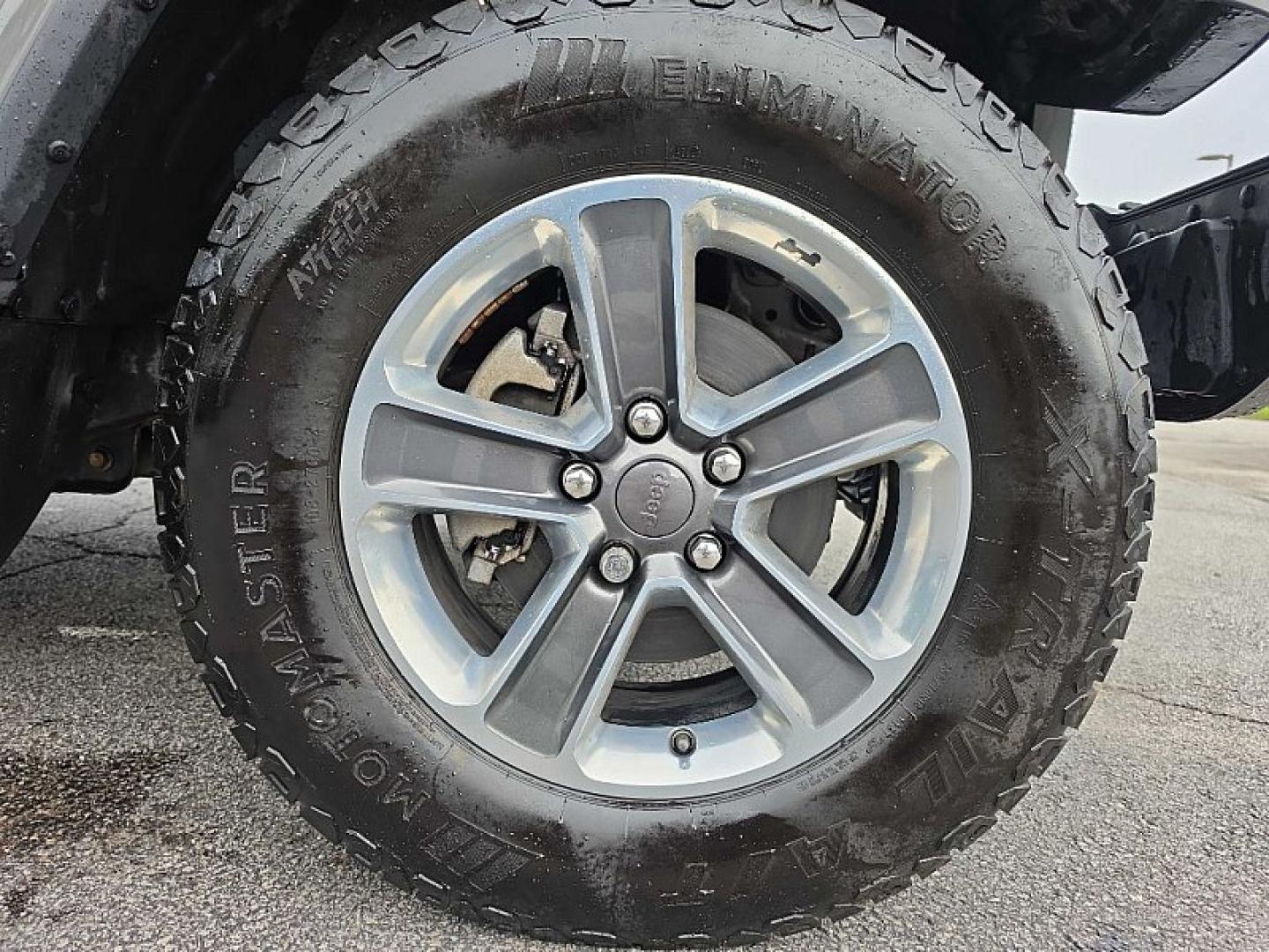 2019 GRAY /BLACK Jeep Wrangler Unlimited Sahara (1C4HJXEG2KW) with an 3.6L V6 DOHC 24V FFV engine, 6A transmission, located at 3304 Woodville Road, Northwood, OH, 43619, (419) 210-8019, 41.612694, -83.480743 - Your #1 Destination for Auto Loans and mdash;No Matter Your Credit!At our dealership, we believe everyone deserves the opportunity to drive their dream car and mdash;whether you have good credit, bad credit, or no credit at all. With a wide selection of hundreds of cars, trucks, and SUVs, you'll fin- Photo#17