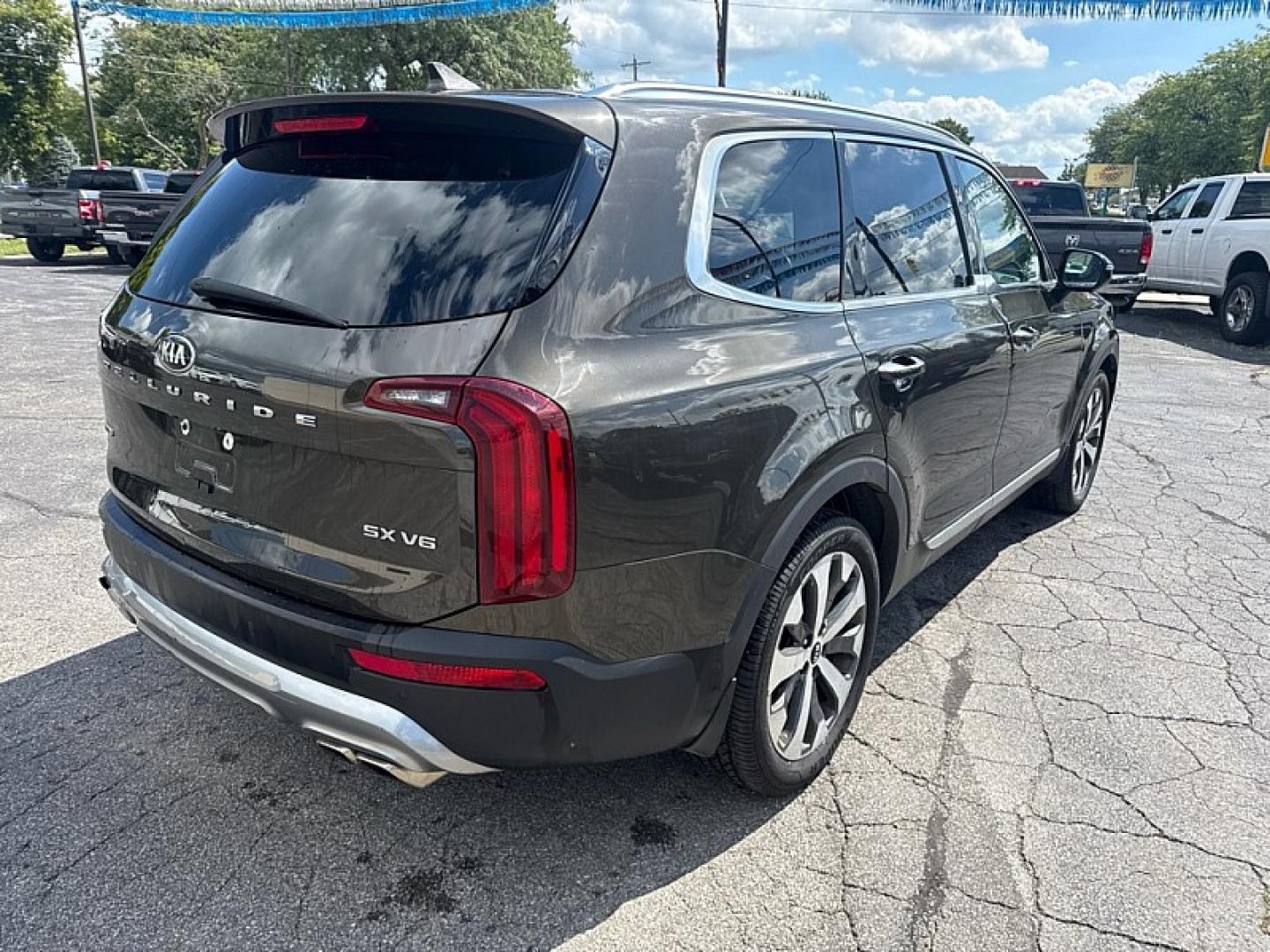 2021 GREEN /BLACK Kia Telluride SX AWD (5XYP5DHC8MG) with an 3.8L V6 DOHC 24V engine, 8A transmission, located at 3304 Woodville Road, Northwood, OH, 43619, (419) 210-8019, 41.612694, -83.480743 - Your #1 Destination for Auto Loans and mdash;No Matter Your Credit!At our dealership, we believe everyone deserves the opportunity to drive their dream car and mdash;whether you have good credit, bad credit, or no credit at all. With a wide selection of hundreds of cars, trucks, and SUVs, you'll fin- Photo#4