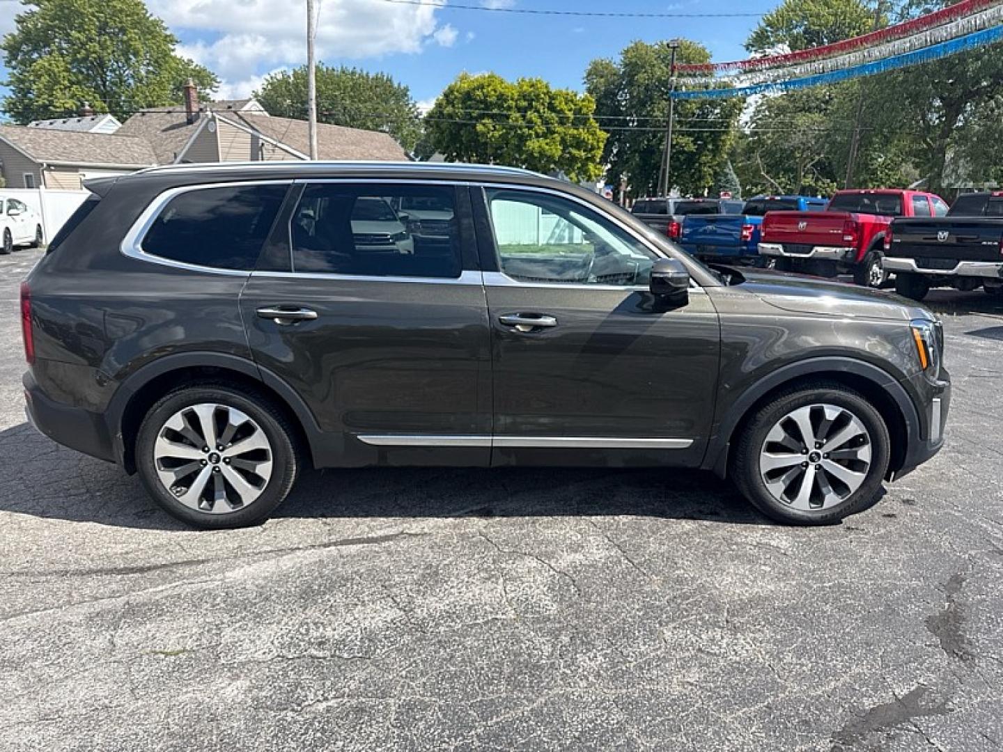 2021 GREEN /BLACK Kia Telluride SX AWD (5XYP5DHC8MG) with an 3.8L V6 DOHC 24V engine, 8A transmission, located at 3304 Woodville Road, Northwood, OH, 43619, (419) 210-8019, 41.612694, -83.480743 - Your #1 Destination for Auto Loans and mdash;No Matter Your Credit!At our dealership, we believe everyone deserves the opportunity to drive their dream car and mdash;whether you have good credit, bad credit, or no credit at all. With a wide selection of hundreds of cars, trucks, and SUVs, you'll fin- Photo#5