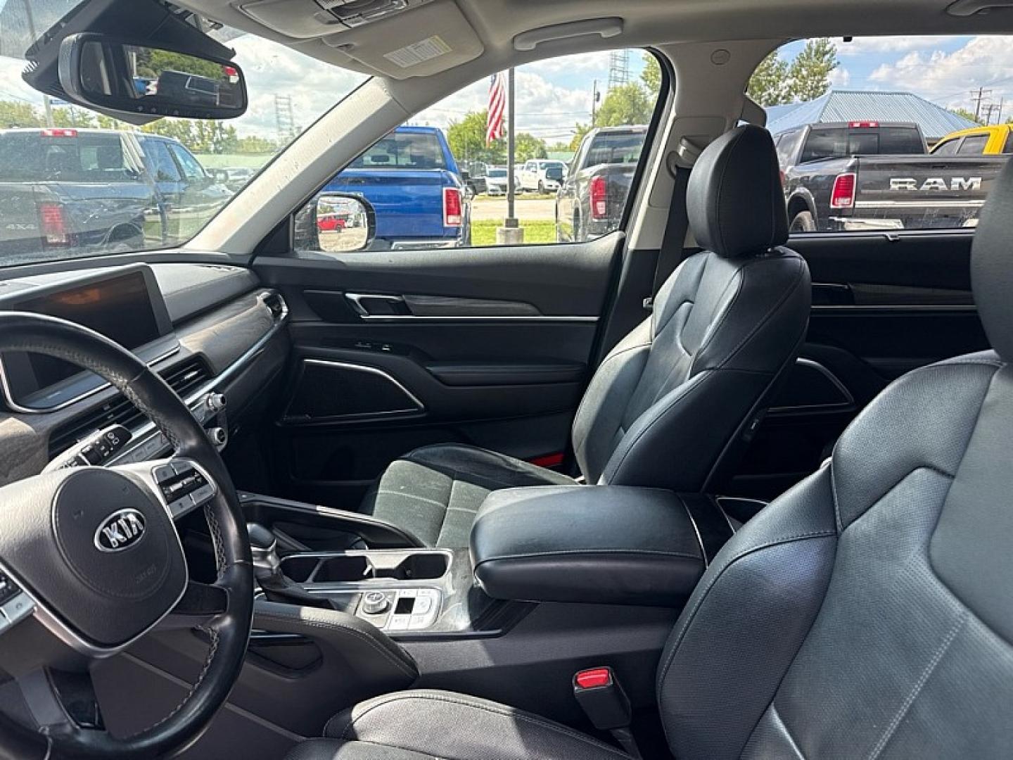 2021 GREEN /BLACK Kia Telluride SX AWD (5XYP5DHC8MG) with an 3.8L V6 DOHC 24V engine, 8A transmission, located at 3304 Woodville Road, Northwood, OH, 43619, (419) 210-8019, 41.612694, -83.480743 - Your #1 Destination for Auto Loans and mdash;No Matter Your Credit!At our dealership, we believe everyone deserves the opportunity to drive their dream car and mdash;whether you have good credit, bad credit, or no credit at all. With a wide selection of hundreds of cars, trucks, and SUVs, you'll fin- Photo#9