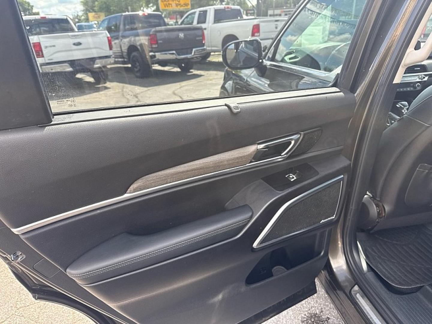 2021 GREEN /BLACK Kia Telluride SX AWD (5XYP5DHC8MG) with an 3.8L V6 DOHC 24V engine, 8A transmission, located at 3304 Woodville Road, Northwood, OH, 43619, (419) 210-8019, 41.612694, -83.480743 - Your #1 Destination for Auto Loans and mdash;No Matter Your Credit!At our dealership, we believe everyone deserves the opportunity to drive their dream car and mdash;whether you have good credit, bad credit, or no credit at all. With a wide selection of hundreds of cars, trucks, and SUVs, you'll fin- Photo#10