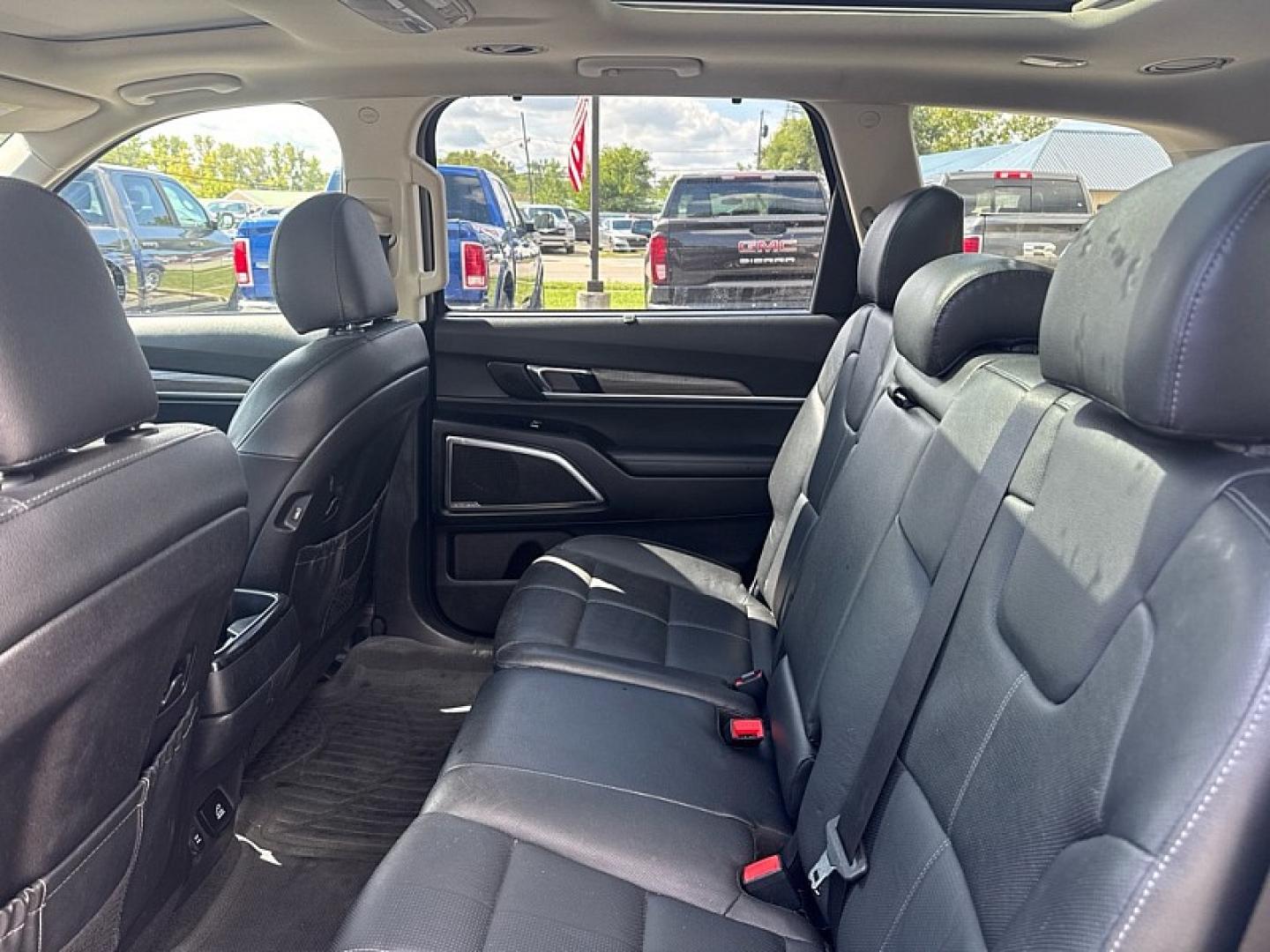 2021 GREEN /BLACK Kia Telluride SX AWD (5XYP5DHC8MG) with an 3.8L V6 DOHC 24V engine, 8A transmission, located at 3304 Woodville Road, Northwood, OH, 43619, (419) 210-8019, 41.612694, -83.480743 - Your #1 Destination for Auto Loans and mdash;No Matter Your Credit!At our dealership, we believe everyone deserves the opportunity to drive their dream car and mdash;whether you have good credit, bad credit, or no credit at all. With a wide selection of hundreds of cars, trucks, and SUVs, you'll fin- Photo#11
