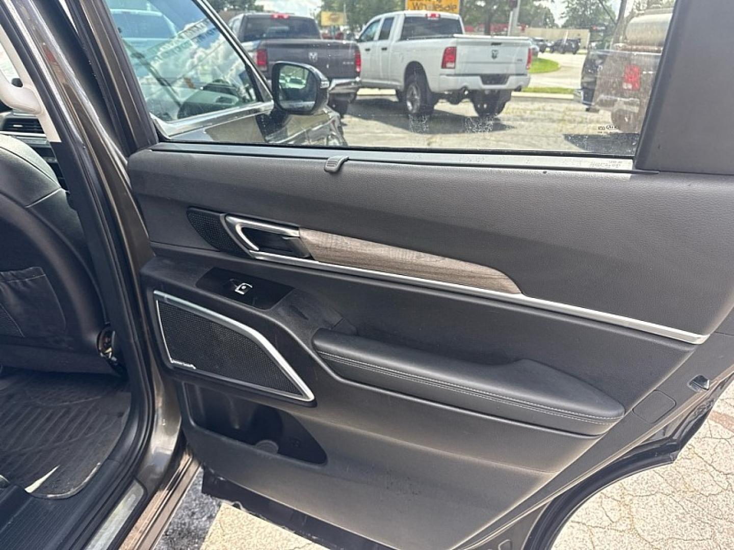 2021 GREEN /BLACK Kia Telluride SX AWD (5XYP5DHC8MG) with an 3.8L V6 DOHC 24V engine, 8A transmission, located at 3304 Woodville Road, Northwood, OH, 43619, (419) 210-8019, 41.612694, -83.480743 - Your #1 Destination for Auto Loans and mdash;No Matter Your Credit!At our dealership, we believe everyone deserves the opportunity to drive their dream car and mdash;whether you have good credit, bad credit, or no credit at all. With a wide selection of hundreds of cars, trucks, and SUVs, you'll fin- Photo#12