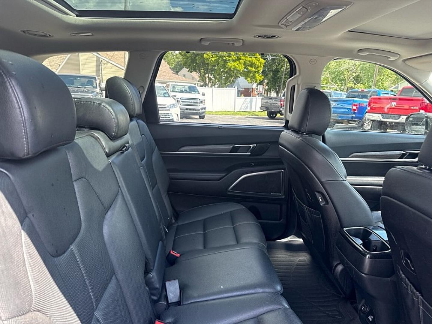 2021 GREEN /BLACK Kia Telluride SX AWD (5XYP5DHC8MG) with an 3.8L V6 DOHC 24V engine, 8A transmission, located at 3304 Woodville Road, Northwood, OH, 43619, (419) 210-8019, 41.612694, -83.480743 - Your #1 Destination for Auto Loans and mdash;No Matter Your Credit!At our dealership, we believe everyone deserves the opportunity to drive their dream car and mdash;whether you have good credit, bad credit, or no credit at all. With a wide selection of hundreds of cars, trucks, and SUVs, you'll fin- Photo#13