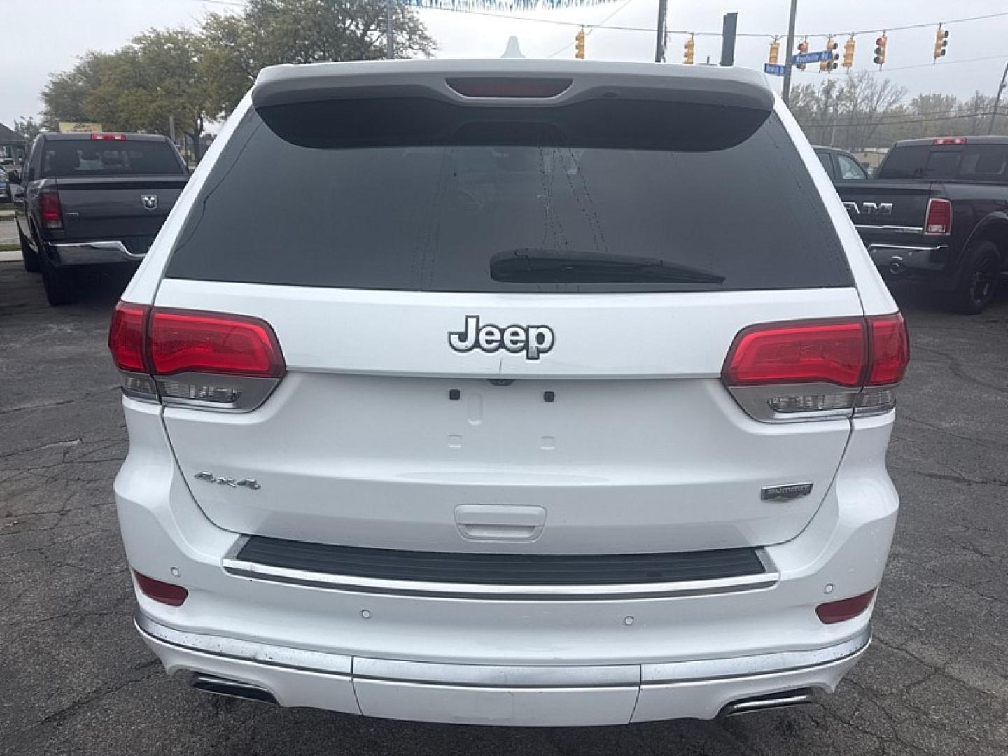 2017 WHITE /BLACK Jeep Grand Cherokee Summit 4WD (1C4RJFJG4HC) with an 3.6L V6 DOHC 24V engine, 8A transmission, located at 3304 Woodville Road, Northwood, OH, 43619, (419) 210-8019, 41.612694, -83.480743 - Your #1 Destination for Auto Loans and mdash;No Matter Your Credit!At our dealership, we believe everyone deserves the opportunity to drive their dream car and mdash;whether you have good credit, bad credit, or no credit at all. With a wide selection of hundreds of cars, trucks, and SUVs, you'll fin- Photo#3
