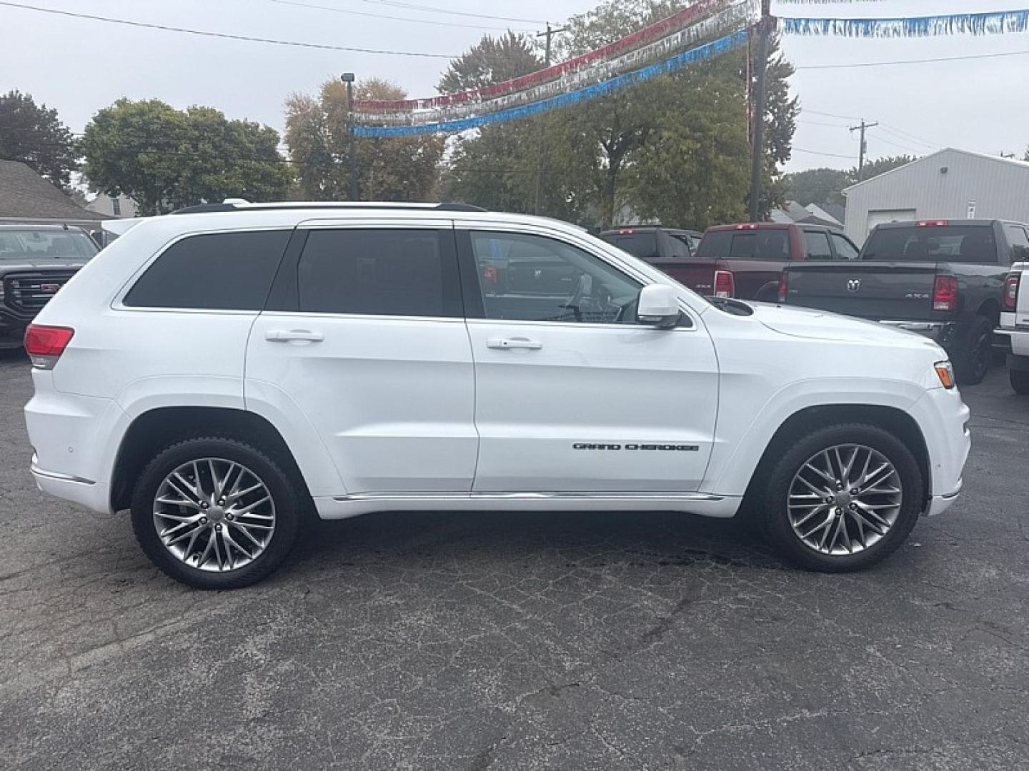 2017 WHITE /BLACK Jeep Grand Cherokee Summit 4WD (1C4RJFJG4HC) with an 3.6L V6 DOHC 24V engine, 8A transmission, located at 3304 Woodville Road, Northwood, OH, 43619, (419) 210-8019, 41.612694, -83.480743 - Your #1 Destination for Auto Loans and mdash;No Matter Your Credit!At our dealership, we believe everyone deserves the opportunity to drive their dream car and mdash;whether you have good credit, bad credit, or no credit at all. With a wide selection of hundreds of cars, trucks, and SUVs, you'll fin- Photo#5