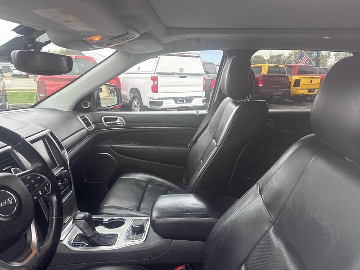 2017 WHITE /BLACK Jeep Grand Cherokee Summit 4WD (1C4RJFJG4HC) with an 3.6L V6 DOHC 24V engine, 8A transmission, located at 3304 Woodville Road, Northwood, OH, 43619, (419) 210-8019, 41.612694, -83.480743 - Your #1 Destination for Auto Loans and mdash;No Matter Your Credit!At our dealership, we believe everyone deserves the opportunity to drive their dream car and mdash;whether you have good credit, bad credit, or no credit at all. With a wide selection of hundreds of cars, trucks, and SUVs, you'll fin- Photo#9