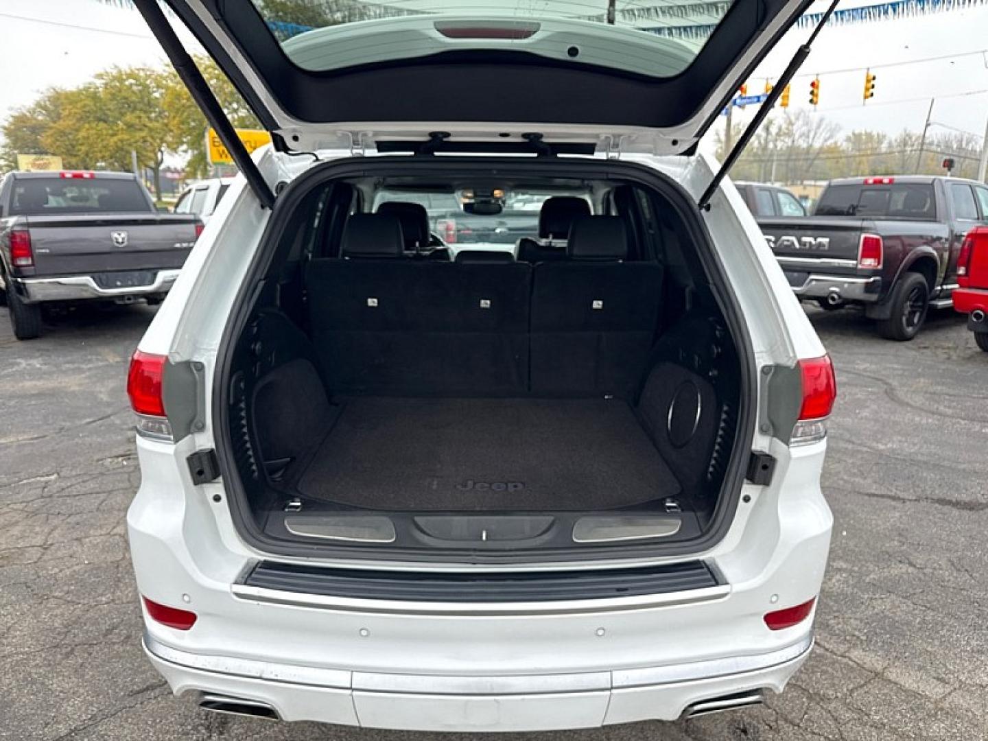 2017 WHITE /BLACK Jeep Grand Cherokee Summit 4WD (1C4RJFJG4HC) with an 3.6L V6 DOHC 24V engine, 8A transmission, located at 3304 Woodville Road, Northwood, OH, 43619, (419) 210-8019, 41.612694, -83.480743 - Your #1 Destination for Auto Loans and mdash;No Matter Your Credit!At our dealership, we believe everyone deserves the opportunity to drive their dream car and mdash;whether you have good credit, bad credit, or no credit at all. With a wide selection of hundreds of cars, trucks, and SUVs, you'll fin- Photo#17