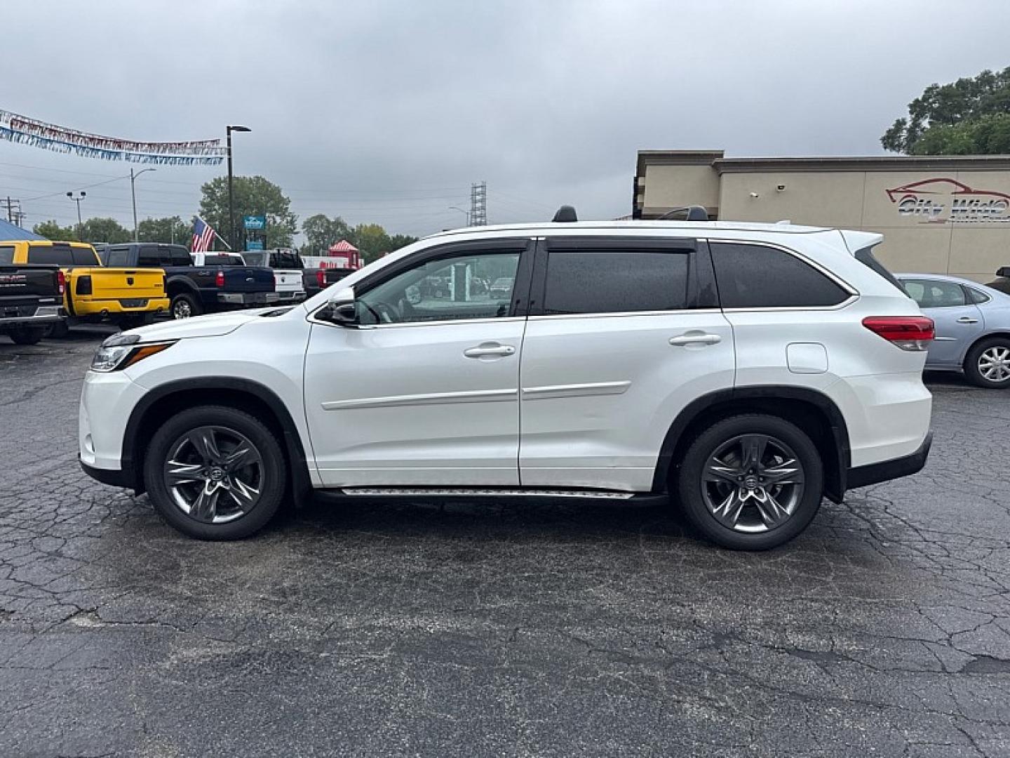 2017 WHITE /BLACK Toyota Highlander Limited AWD V6 (5TDDZRFH5HS) with an 3.5L V6 DOHC 24V engine, 6A transmission, located at 3304 Woodville Road, Northwood, OH, 43619, (419) 210-8019, 41.612694, -83.480743- Photo#1