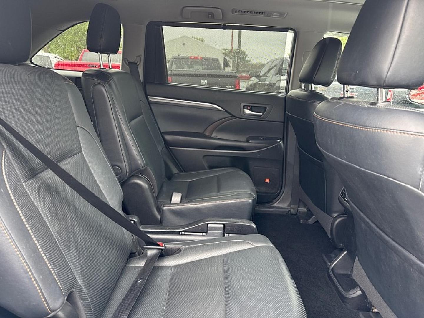 2017 WHITE /BLACK Toyota Highlander Limited AWD V6 (5TDDZRFH5HS) with an 3.5L V6 DOHC 24V engine, 6A transmission, located at 3304 Woodville Road, Northwood, OH, 43619, (419) 210-8019, 41.612694, -83.480743- Photo#15