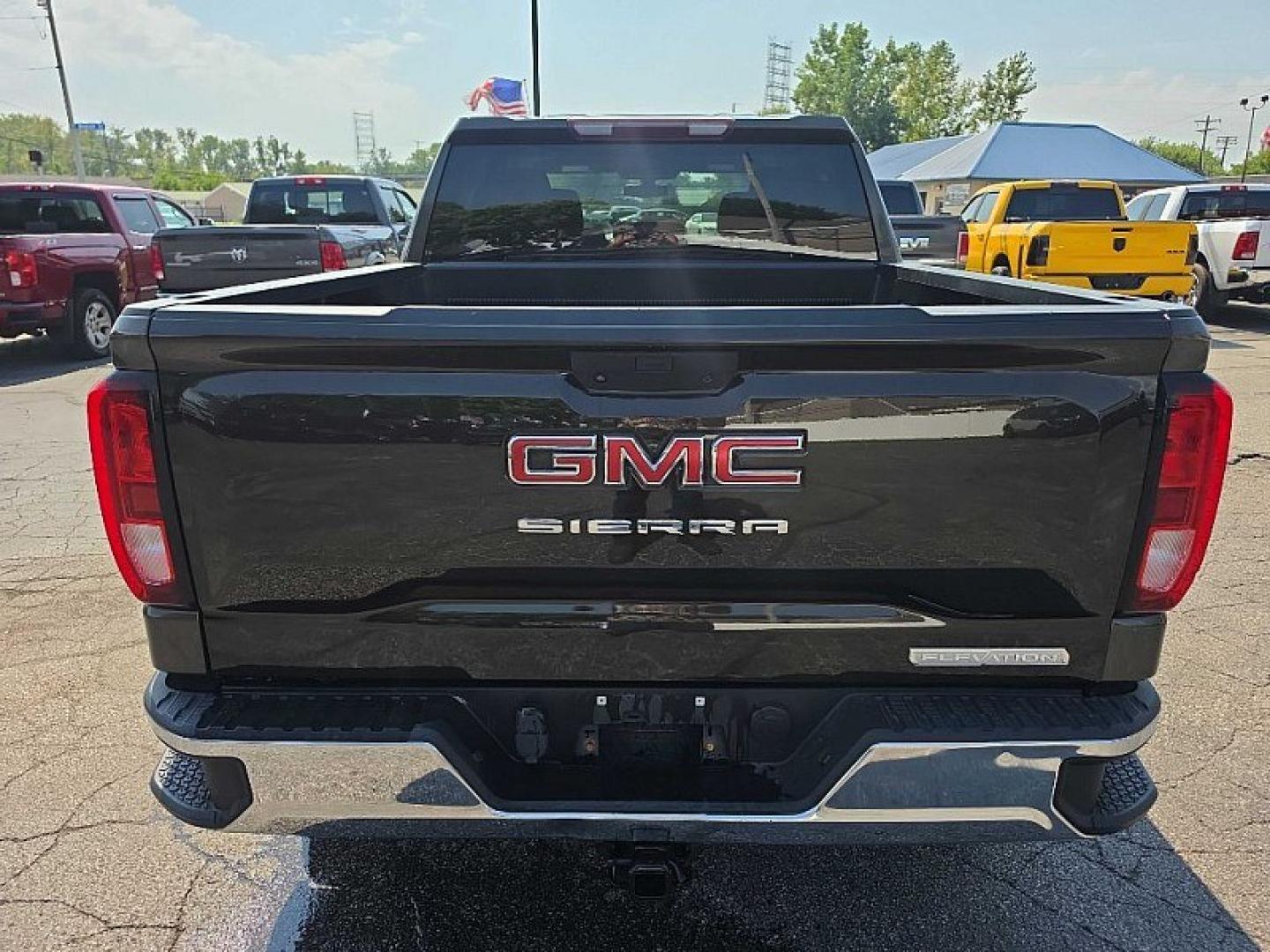 2019 GRAY /BLACK GMC Sierra 1500 SLE Crew Cab Short Box 4WD (1GTU9BED0KZ) with an 5.3L V8 OHV 16V engine, 6A transmission, located at 3304 Woodville Road, Northwood, OH, 43619, (419) 210-8019, 41.612694, -83.480743 - Your #1 Destination for Auto Loans and mdash;No Matter Your Credit!At our dealership, we believe everyone deserves the opportunity to drive their dream car and mdash;whether you have good credit, bad credit, or no credit at all. With a wide selection of hundreds of cars, trucks, and SUVs, you'll fin- Photo#4