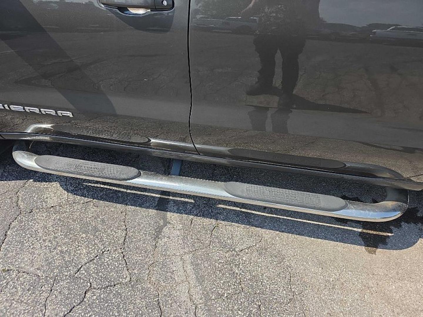2019 GRAY /BLACK GMC Sierra 1500 SLE Crew Cab Short Box 4WD (1GTU9BED0KZ) with an 5.3L V8 OHV 16V engine, 6A transmission, located at 3304 Woodville Road, Northwood, OH, 43619, (419) 210-8019, 41.612694, -83.480743 - Your #1 Destination for Auto Loans and mdash;No Matter Your Credit!At our dealership, we believe everyone deserves the opportunity to drive their dream car and mdash;whether you have good credit, bad credit, or no credit at all. With a wide selection of hundreds of cars, trucks, and SUVs, you'll fin- Photo#10