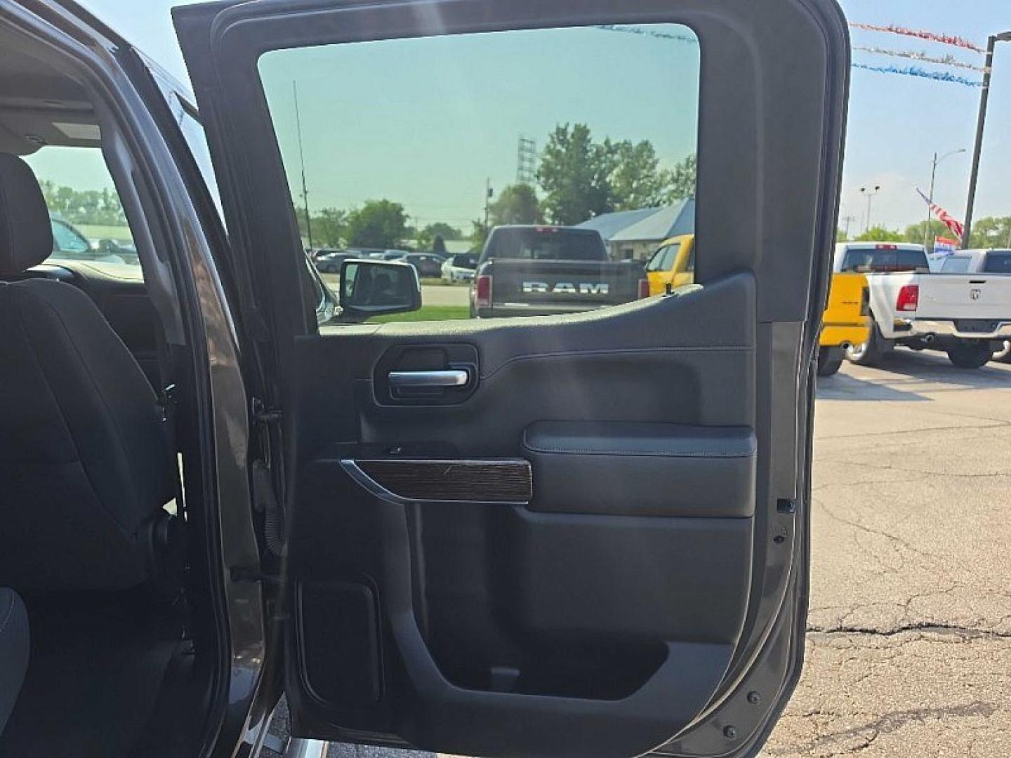 2019 GRAY /BLACK GMC Sierra 1500 SLE Crew Cab Short Box 4WD (1GTU9BED0KZ) with an 5.3L V8 OHV 16V engine, 6A transmission, located at 3304 Woodville Road, Northwood, OH, 43619, (419) 210-8019, 41.612694, -83.480743 - Your #1 Destination for Auto Loans and mdash;No Matter Your Credit!At our dealership, we believe everyone deserves the opportunity to drive their dream car and mdash;whether you have good credit, bad credit, or no credit at all. With a wide selection of hundreds of cars, trucks, and SUVs, you'll fin- Photo#14