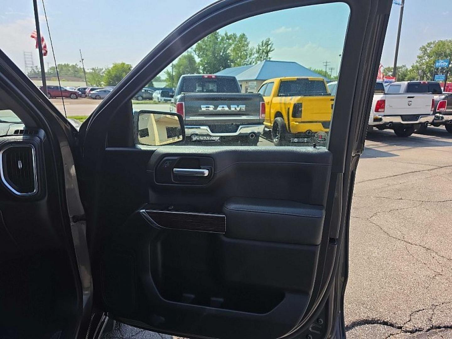 2019 GRAY /BLACK GMC Sierra 1500 SLE Crew Cab Short Box 4WD (1GTU9BED0KZ) with an 5.3L V8 OHV 16V engine, 6A transmission, located at 3304 Woodville Road, Northwood, OH, 43619, (419) 210-8019, 41.612694, -83.480743 - Your #1 Destination for Auto Loans and mdash;No Matter Your Credit!At our dealership, we believe everyone deserves the opportunity to drive their dream car and mdash;whether you have good credit, bad credit, or no credit at all. With a wide selection of hundreds of cars, trucks, and SUVs, you'll fin- Photo#17