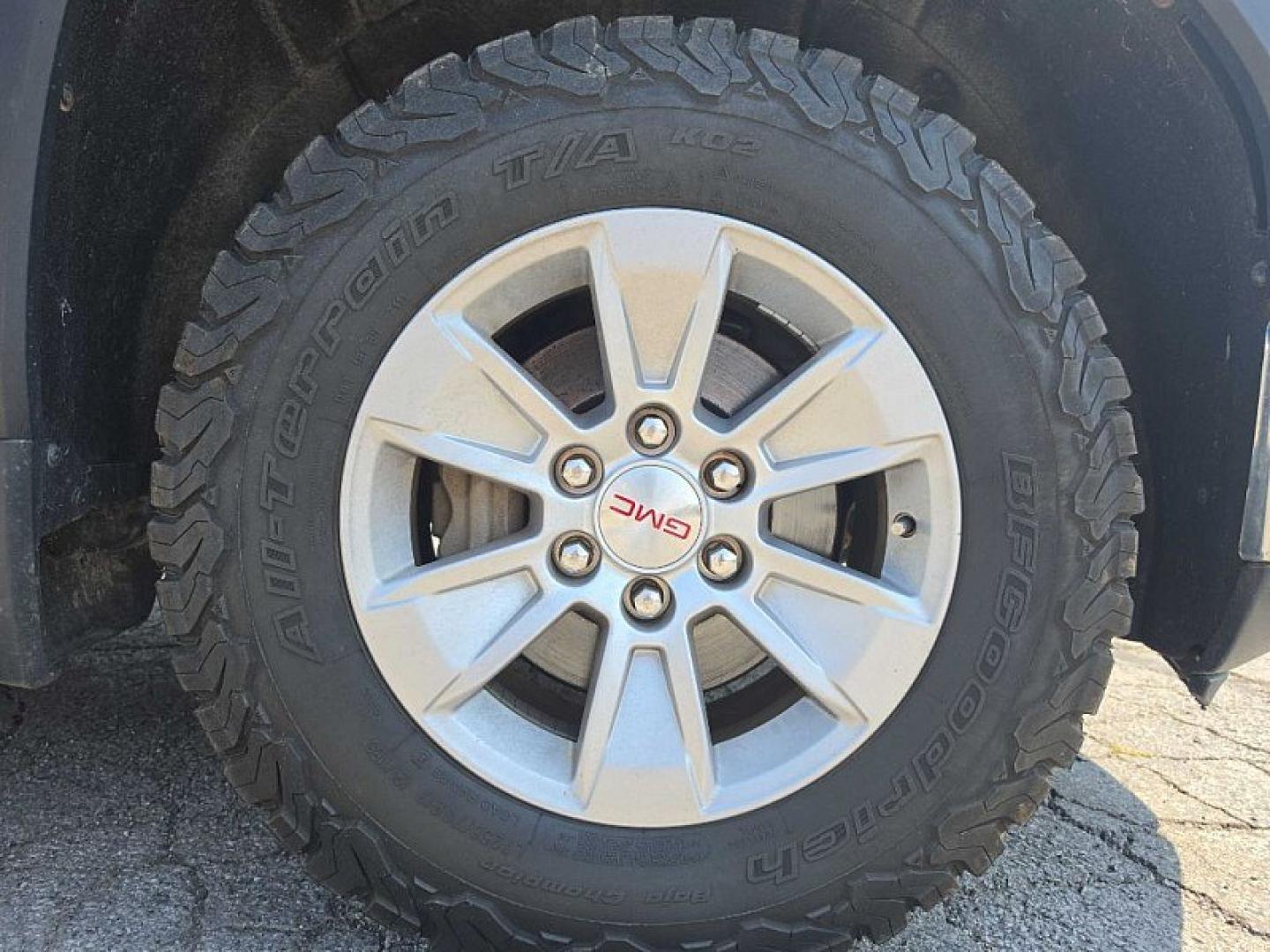 2019 GRAY /BLACK GMC Sierra 1500 SLE Crew Cab Short Box 4WD (1GTU9BED0KZ) with an 5.3L V8 OHV 16V engine, 6A transmission, located at 3304 Woodville Road, Northwood, OH, 43619, (419) 210-8019, 41.612694, -83.480743 - Your #1 Destination for Auto Loans and mdash;No Matter Your Credit!At our dealership, we believe everyone deserves the opportunity to drive their dream car and mdash;whether you have good credit, bad credit, or no credit at all. With a wide selection of hundreds of cars, trucks, and SUVs, you'll fin- Photo#18