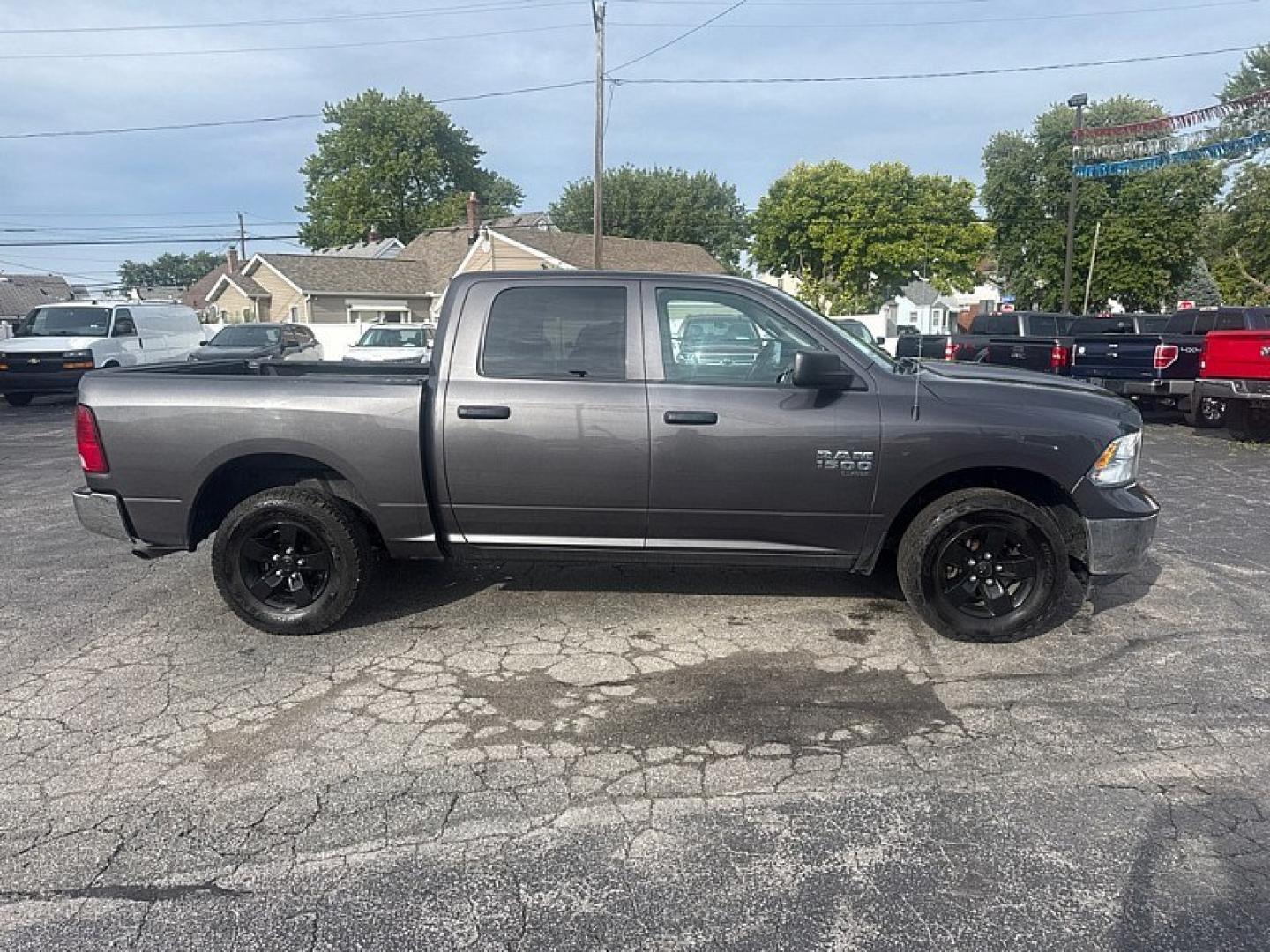 2022 GRAY /GRAY RAM 1500 Classic Tradesman Crew Cab SWB 4WD (1C6RR7LGXNS) with an 3.6L V6 DOHC 24V FFV engine, 8A transmission, located at 3304 Woodville Road, Northwood, OH, 43619, (419) 210-8019, 41.612694, -83.480743 - Your #1 Destination for Auto Loans and mdash;No Matter Your Credit!At our dealership, we believe everyone deserves the opportunity to drive their dream car and mdash;whether you have good credit, bad credit, or no credit at all. With a wide selection of hundreds of cars, trucks, and SUVs, you'll fin- Photo#5
