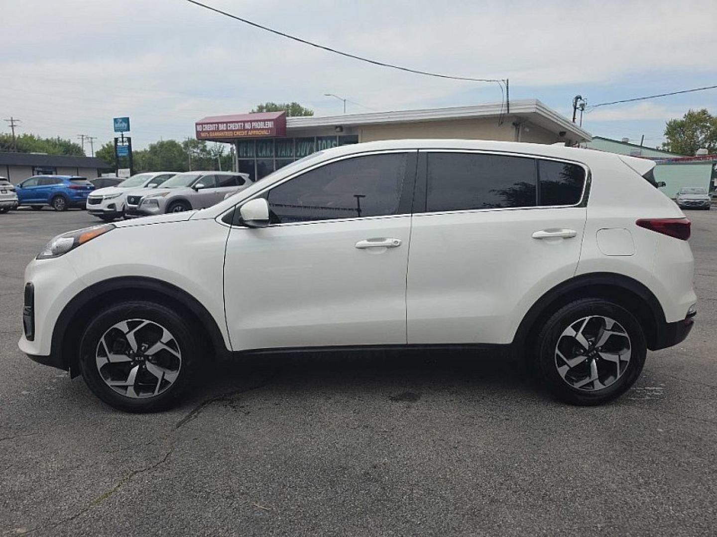 2022 WHITE /BLACK Kia Sportage LX FWD (KNDPM3ACXN7) with an 2.4L V6 DOHC 24V engine, 6A transmission, located at 3304 Woodville Road, Northwood, OH, 43619, (419) 210-8019, 41.612694, -83.480743 - Your #1 Destination for Auto Loans and mdash;No Matter Your Credit!At our dealership, we believe everyone deserves the opportunity to drive their dream car and mdash;whether you have good credit, bad credit, or no credit at all. With a wide selection of hundreds of cars, trucks, and SUVs, you'll fin- Photo#1