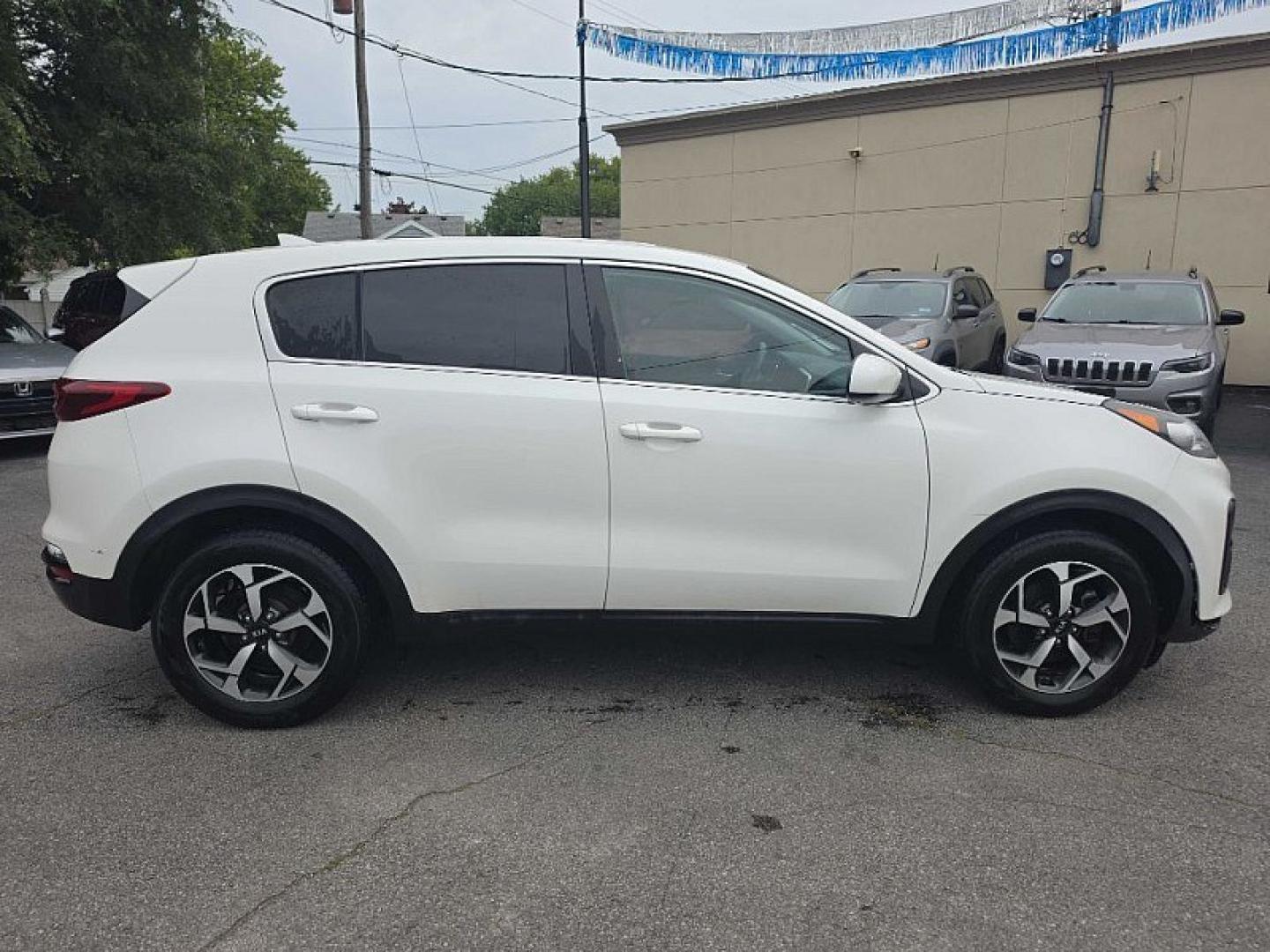2022 WHITE /BLACK Kia Sportage LX FWD (KNDPM3ACXN7) with an 2.4L V6 DOHC 24V engine, 6A transmission, located at 3304 Woodville Road, Northwood, OH, 43619, (419) 210-8019, 41.612694, -83.480743 - Your #1 Destination for Auto Loans and mdash;No Matter Your Credit!At our dealership, we believe everyone deserves the opportunity to drive their dream car and mdash;whether you have good credit, bad credit, or no credit at all. With a wide selection of hundreds of cars, trucks, and SUVs, you'll fin- Photo#5