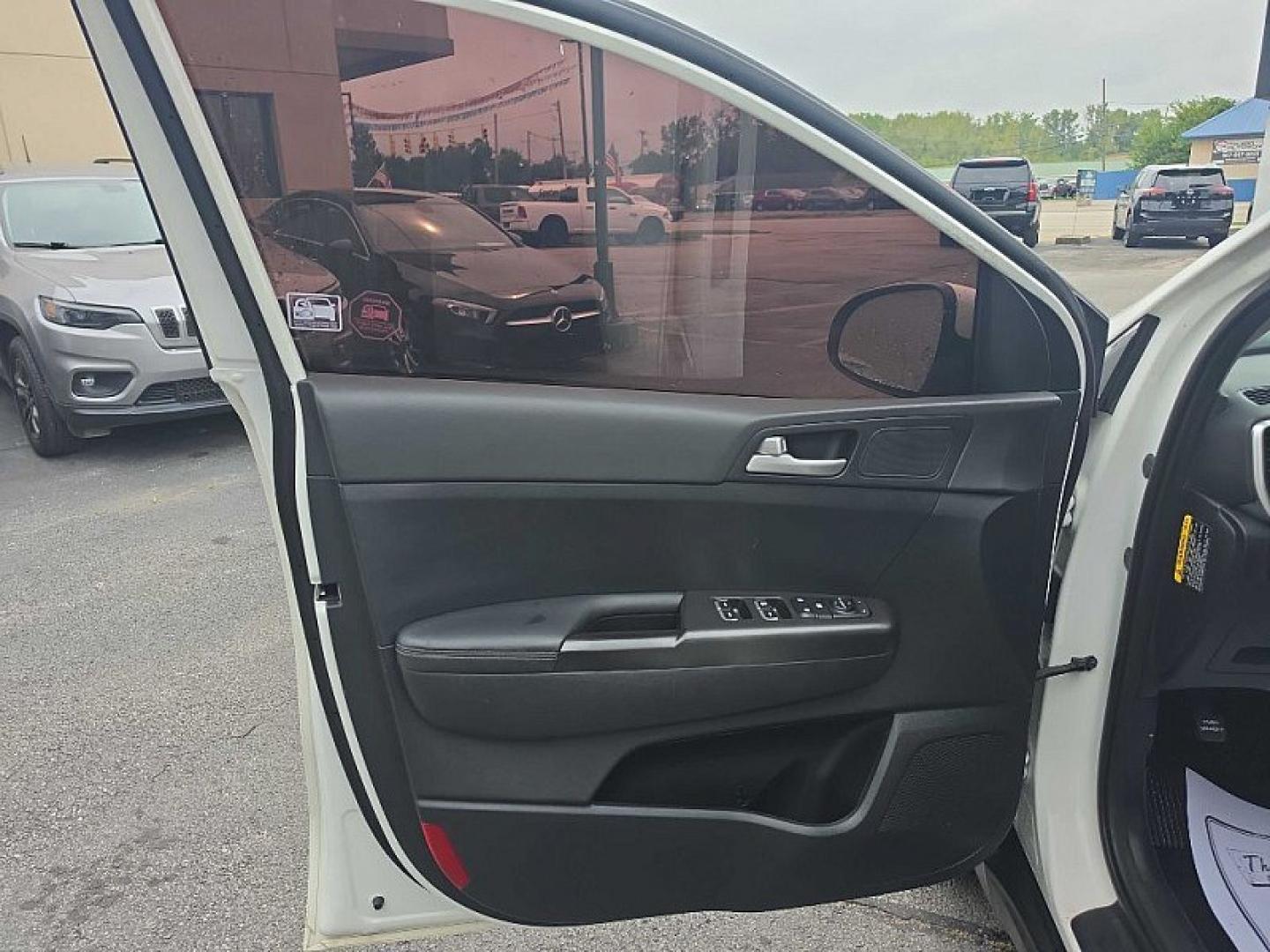 2022 WHITE /BLACK Kia Sportage LX FWD (KNDPM3ACXN7) with an 2.4L V6 DOHC 24V engine, 6A transmission, located at 3304 Woodville Road, Northwood, OH, 43619, (419) 210-8019, 41.612694, -83.480743 - Your #1 Destination for Auto Loans and mdash;No Matter Your Credit!At our dealership, we believe everyone deserves the opportunity to drive their dream car and mdash;whether you have good credit, bad credit, or no credit at all. With a wide selection of hundreds of cars, trucks, and SUVs, you'll fin- Photo#8