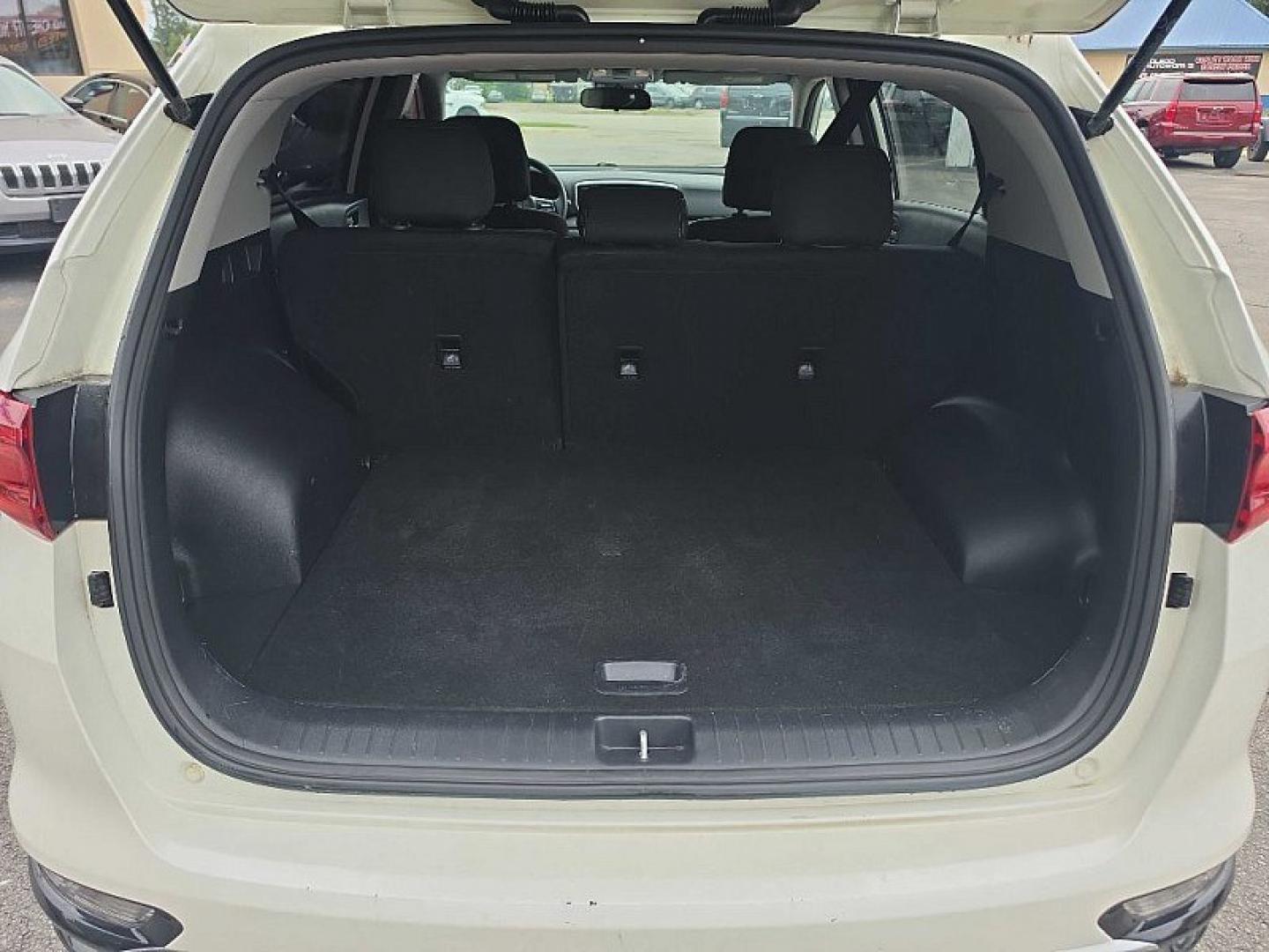 2022 WHITE /BLACK Kia Sportage LX FWD (KNDPM3ACXN7) with an 2.4L V6 DOHC 24V engine, 6A transmission, located at 3304 Woodville Road, Northwood, OH, 43619, (419) 210-8019, 41.612694, -83.480743 - Your #1 Destination for Auto Loans and mdash;No Matter Your Credit!At our dealership, we believe everyone deserves the opportunity to drive their dream car and mdash;whether you have good credit, bad credit, or no credit at all. With a wide selection of hundreds of cars, trucks, and SUVs, you'll fin- Photo#12