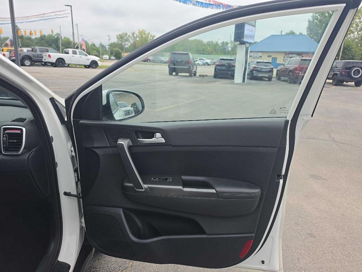 2022 WHITE /BLACK Kia Sportage LX FWD (KNDPM3ACXN7) with an 2.4L V6 DOHC 24V engine, 6A transmission, located at 3304 Woodville Road, Northwood, OH, 43619, (419) 210-8019, 41.612694, -83.480743 - Your #1 Destination for Auto Loans and mdash;No Matter Your Credit!At our dealership, we believe everyone deserves the opportunity to drive their dream car and mdash;whether you have good credit, bad credit, or no credit at all. With a wide selection of hundreds of cars, trucks, and SUVs, you'll fin- Photo#15