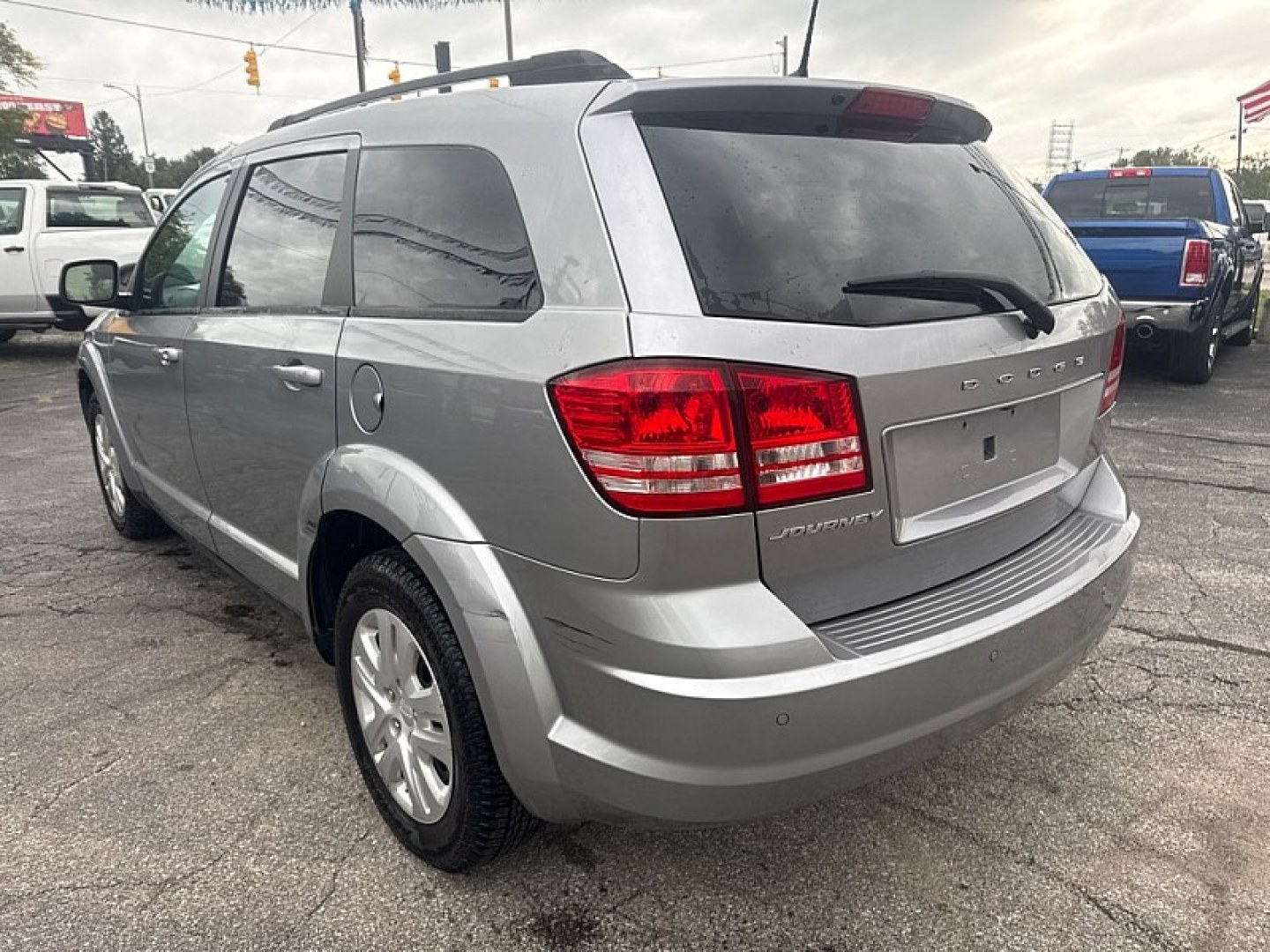 2020 SILVER /BLACK Dodge Journey SE Value (3C4PDCAB7LT) with an 2.4L L4 DOHC 16V engine, 6A transmission, located at 3304 Woodville Road, Northwood, OH, 43619, (419) 210-8019, 41.612694, -83.480743 - Your #1 Destination for Auto Loans and mdash;No Matter Your Credit!At our dealership, we believe everyone deserves the opportunity to drive their dream car and mdash;whether you have good credit, bad credit, or no credit at all. With a wide selection of hundreds of cars, trucks, and SUVs, you'll fin- Photo#2