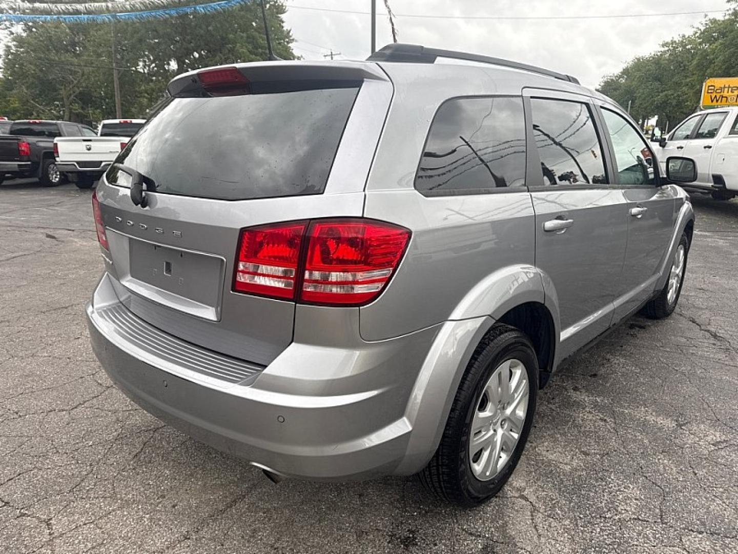 2020 SILVER /BLACK Dodge Journey SE Value (3C4PDCAB7LT) with an 2.4L L4 DOHC 16V engine, 6A transmission, located at 3304 Woodville Road, Northwood, OH, 43619, (419) 210-8019, 41.612694, -83.480743 - Your #1 Destination for Auto Loans and mdash;No Matter Your Credit!At our dealership, we believe everyone deserves the opportunity to drive their dream car and mdash;whether you have good credit, bad credit, or no credit at all. With a wide selection of hundreds of cars, trucks, and SUVs, you'll fin- Photo#4