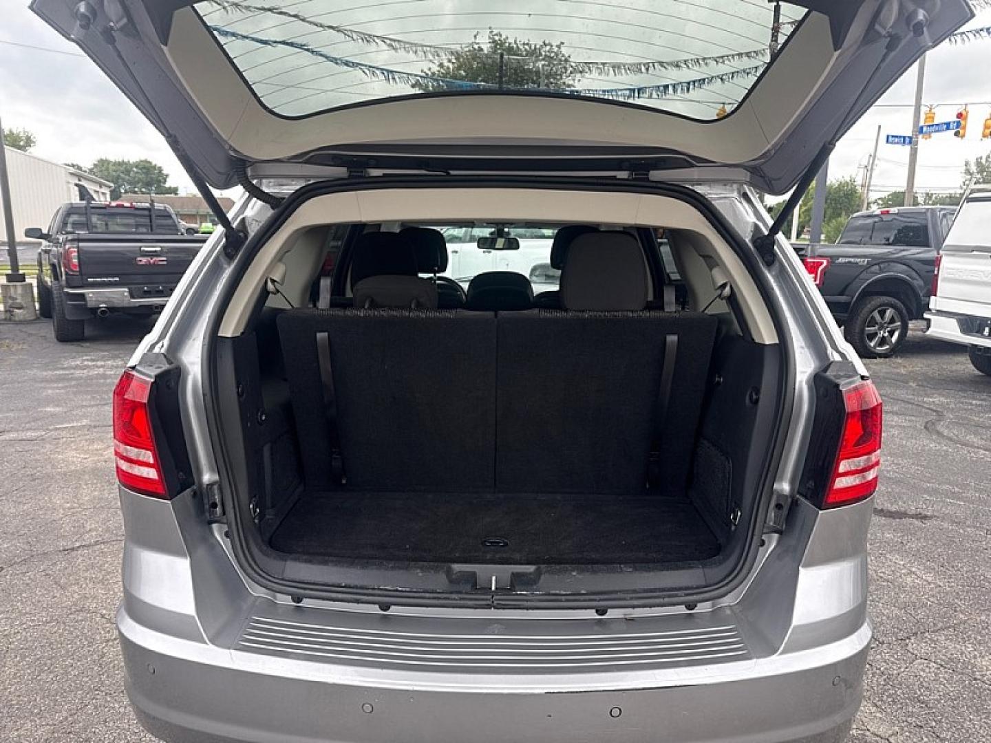 2020 SILVER /BLACK Dodge Journey SE Value (3C4PDCAB7LT) with an 2.4L L4 DOHC 16V engine, 6A transmission, located at 3304 Woodville Road, Northwood, OH, 43619, (419) 210-8019, 41.612694, -83.480743 - Your #1 Destination for Auto Loans and mdash;No Matter Your Credit!At our dealership, we believe everyone deserves the opportunity to drive their dream car and mdash;whether you have good credit, bad credit, or no credit at all. With a wide selection of hundreds of cars, trucks, and SUVs, you'll fin- Photo#17