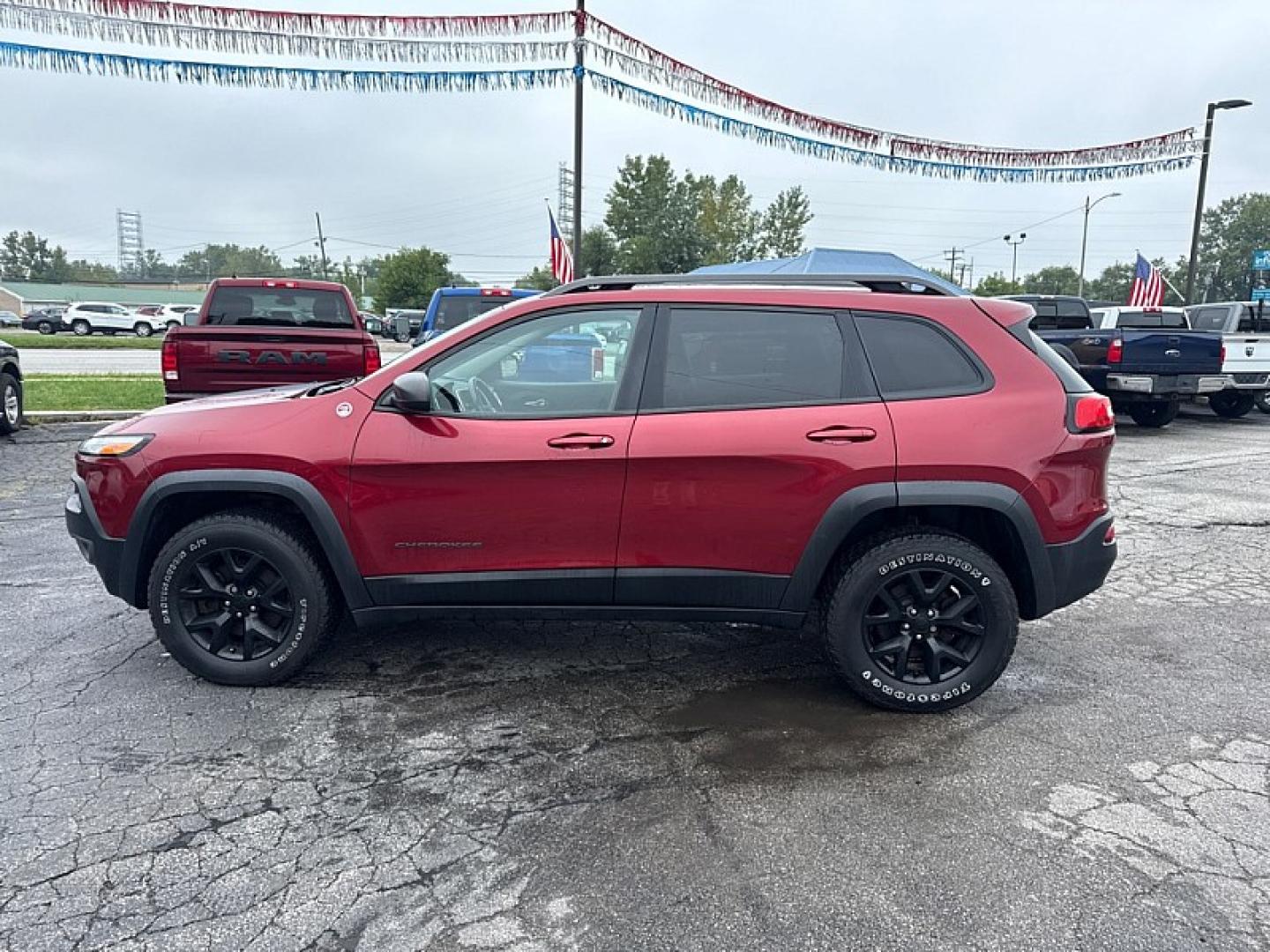 2016 RED /BLACK Jeep Cherokee Trailhawk 4WD (1C4PJMBS7GW) with an 3.2L V6 DOHC 24V engine, 9A transmission, located at 3304 Woodville Road, Northwood, OH, 43619, (419) 210-8019, 41.612694, -83.480743- Photo#1