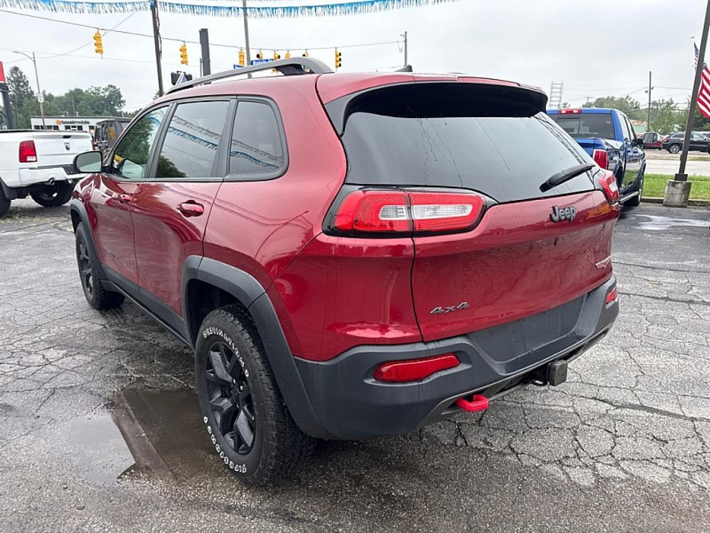 2016 RED /BLACK Jeep Cherokee Trailhawk 4WD (1C4PJMBS7GW) with an 3.2L V6 DOHC 24V engine, 9A transmission, located at 3304 Woodville Road, Northwood, OH, 43619, (419) 210-8019, 41.612694, -83.480743- Photo#2