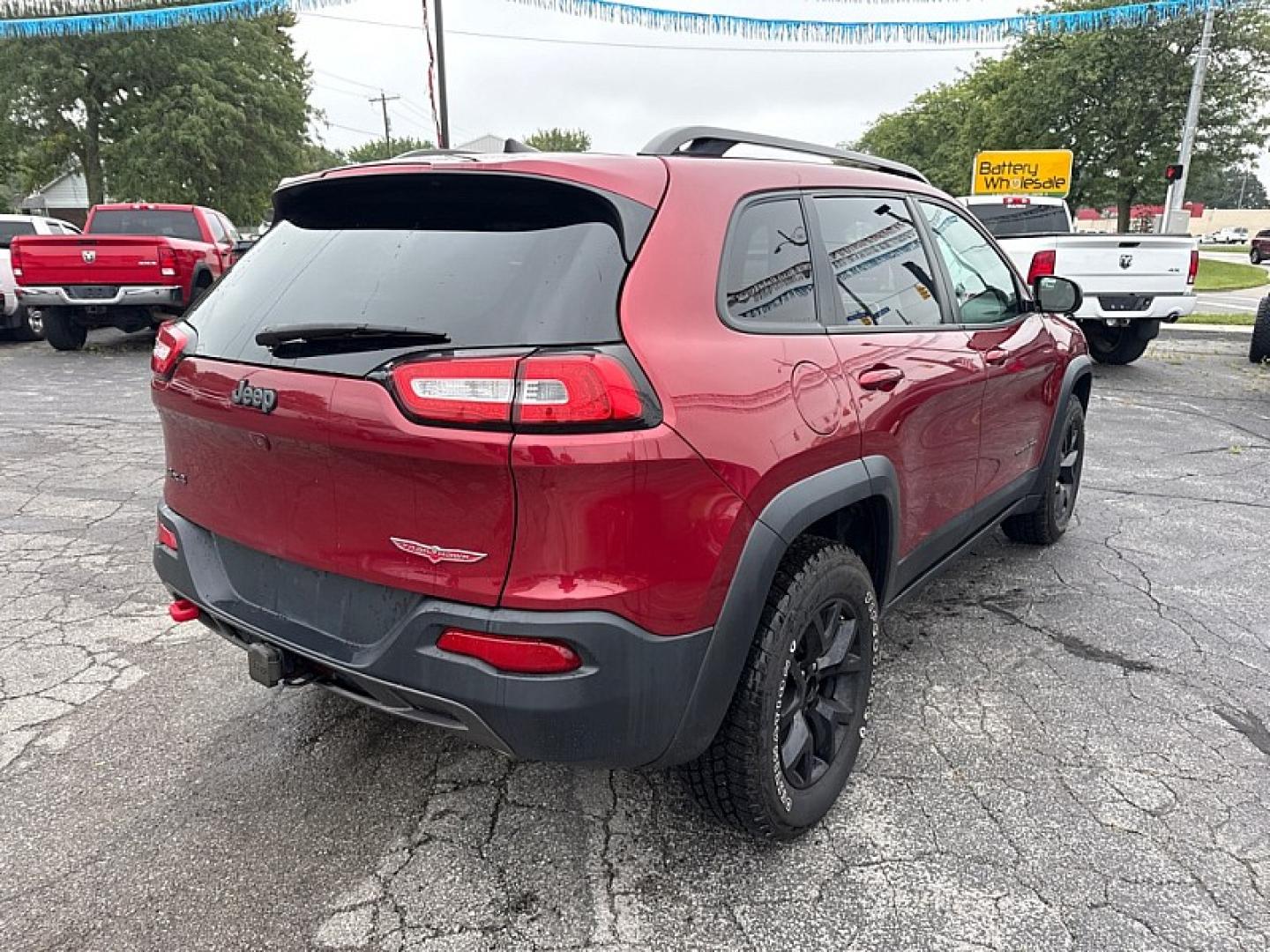 2016 RED /BLACK Jeep Cherokee Trailhawk 4WD (1C4PJMBS7GW) with an 3.2L V6 DOHC 24V engine, 9A transmission, located at 3304 Woodville Road, Northwood, OH, 43619, (419) 210-8019, 41.612694, -83.480743- Photo#4
