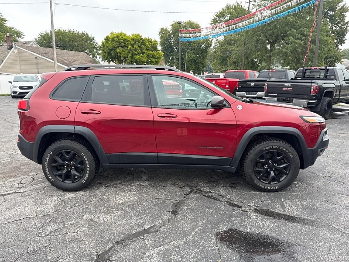 2016 RED /BLACK Jeep Cherokee Trailhawk 4WD (1C4PJMBS7GW) with an 3.2L V6 DOHC 24V engine, 9A transmission, located at 3304 Woodville Road, Northwood, OH, 43619, (419) 210-8019, 41.612694, -83.480743- Photo#5