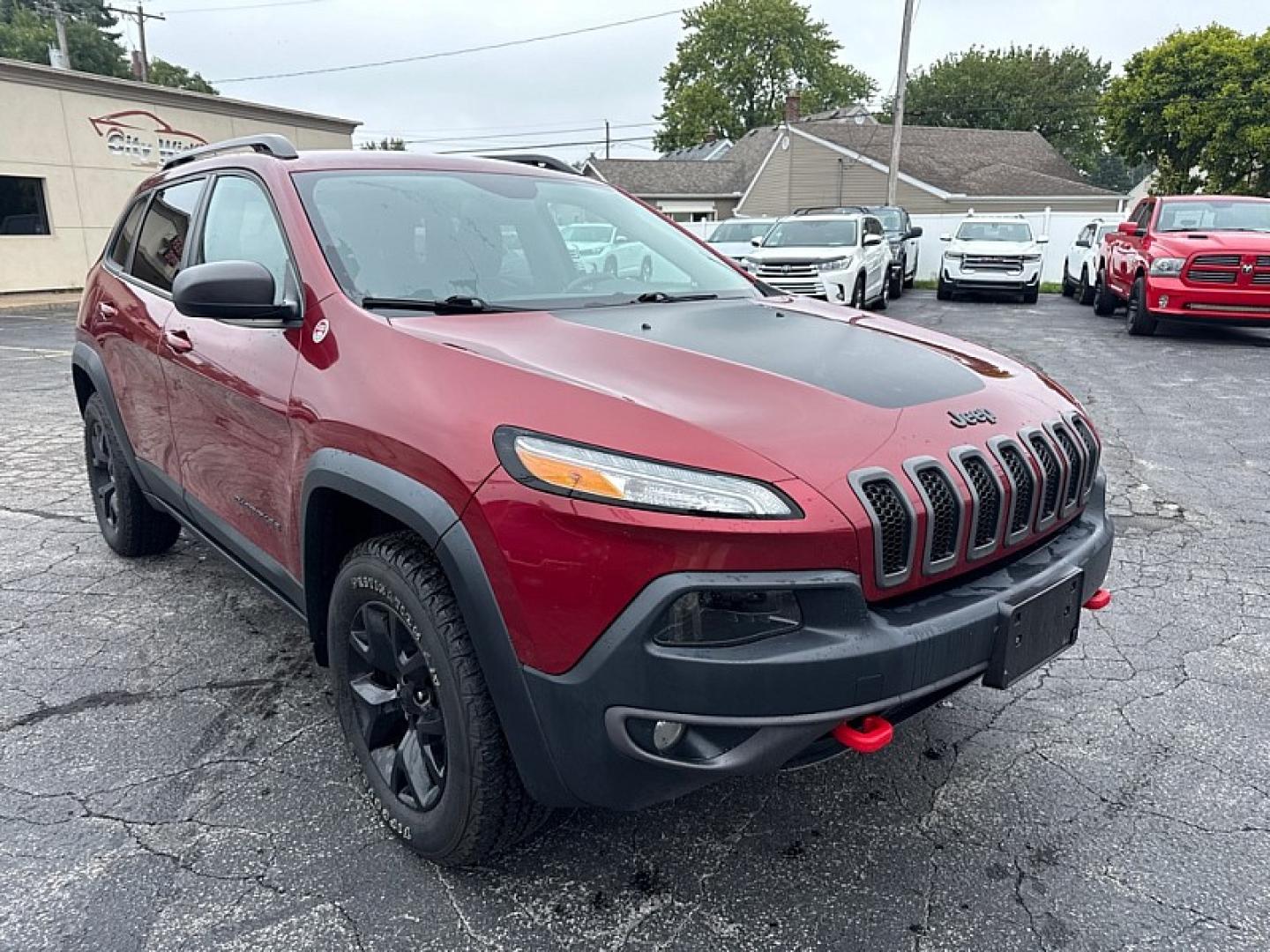2016 RED /BLACK Jeep Cherokee Trailhawk 4WD (1C4PJMBS7GW) with an 3.2L V6 DOHC 24V engine, 9A transmission, located at 3304 Woodville Road, Northwood, OH, 43619, (419) 210-8019, 41.612694, -83.480743- Photo#6