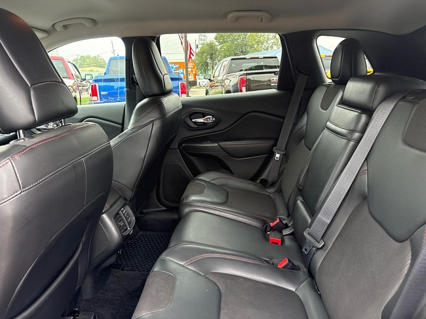 2016 RED /BLACK Jeep Cherokee Trailhawk 4WD (1C4PJMBS7GW) with an 3.2L V6 DOHC 24V engine, 9A transmission, located at 3304 Woodville Road, Northwood, OH, 43619, (419) 210-8019, 41.612694, -83.480743- Photo#11