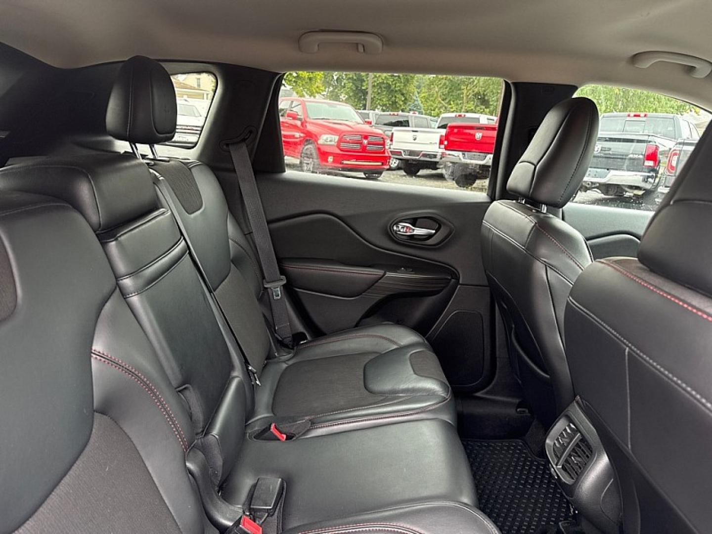 2016 RED /BLACK Jeep Cherokee Trailhawk 4WD (1C4PJMBS7GW) with an 3.2L V6 DOHC 24V engine, 9A transmission, located at 3304 Woodville Road, Northwood, OH, 43619, (419) 210-8019, 41.612694, -83.480743- Photo#13