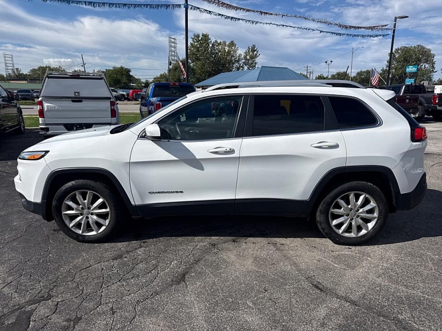 2017 WHITE /BLACK Jeep Cherokee Limited 4WD (1C4PJMDS4HW) with an 3.2L V6 DOHC 24V engine, 9A transmission, located at 3304 Woodville Road, Northwood, OH, 43619, (419) 210-8019, 41.612694, -83.480743- Photo#1