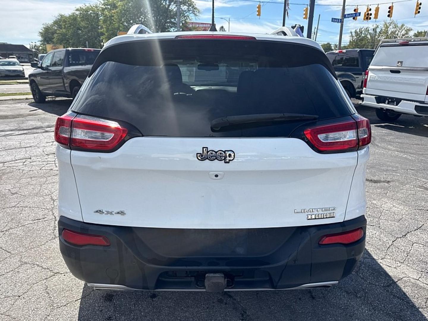 2017 WHITE /BLACK Jeep Cherokee Limited 4WD (1C4PJMDS4HW) with an 3.2L V6 DOHC 24V engine, 9A transmission, located at 3304 Woodville Road, Northwood, OH, 43619, (419) 210-8019, 41.612694, -83.480743- Photo#3
