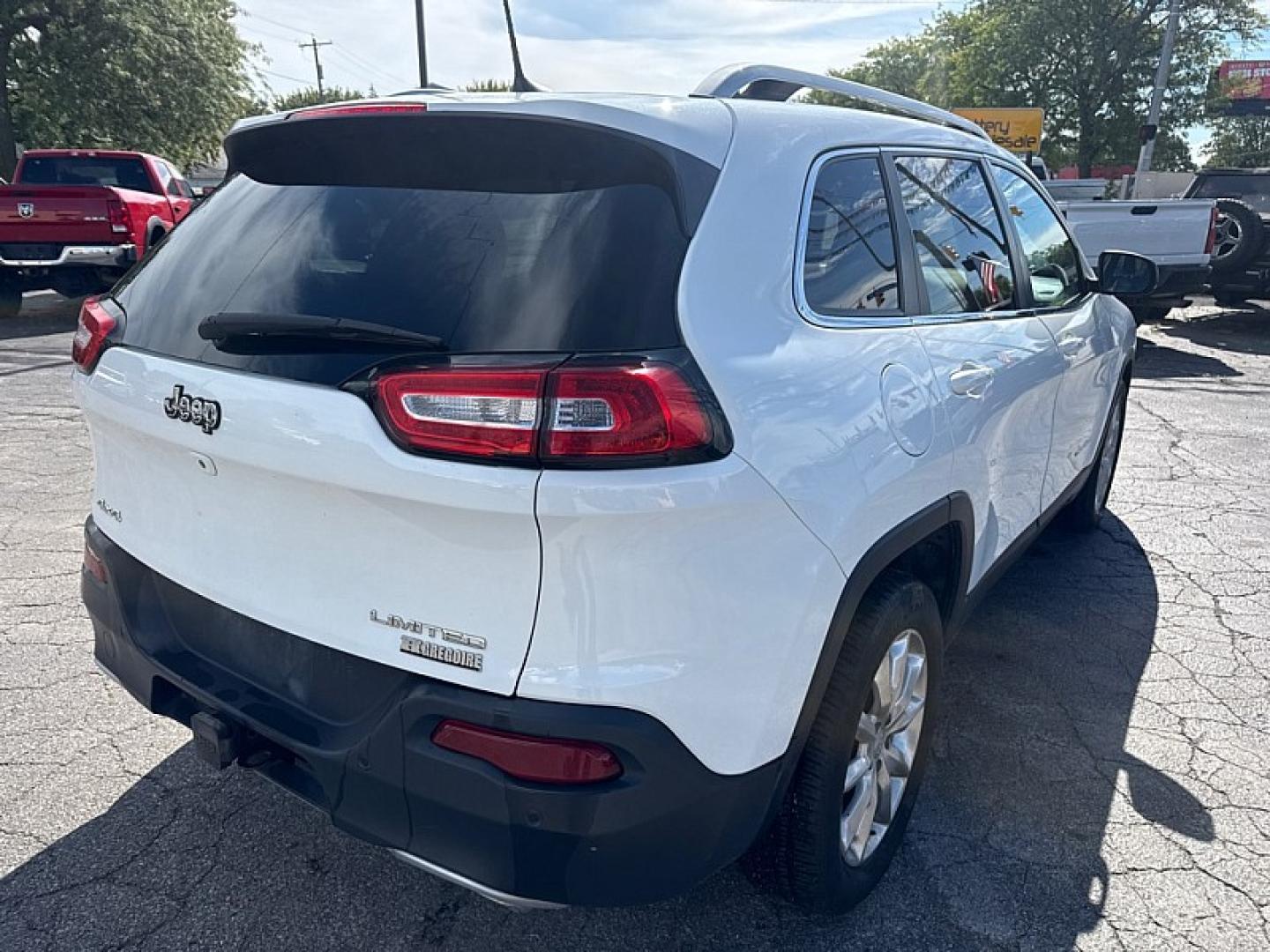 2017 WHITE /BLACK Jeep Cherokee Limited 4WD (1C4PJMDS4HW) with an 3.2L V6 DOHC 24V engine, 9A transmission, located at 3304 Woodville Road, Northwood, OH, 43619, (419) 210-8019, 41.612694, -83.480743- Photo#4
