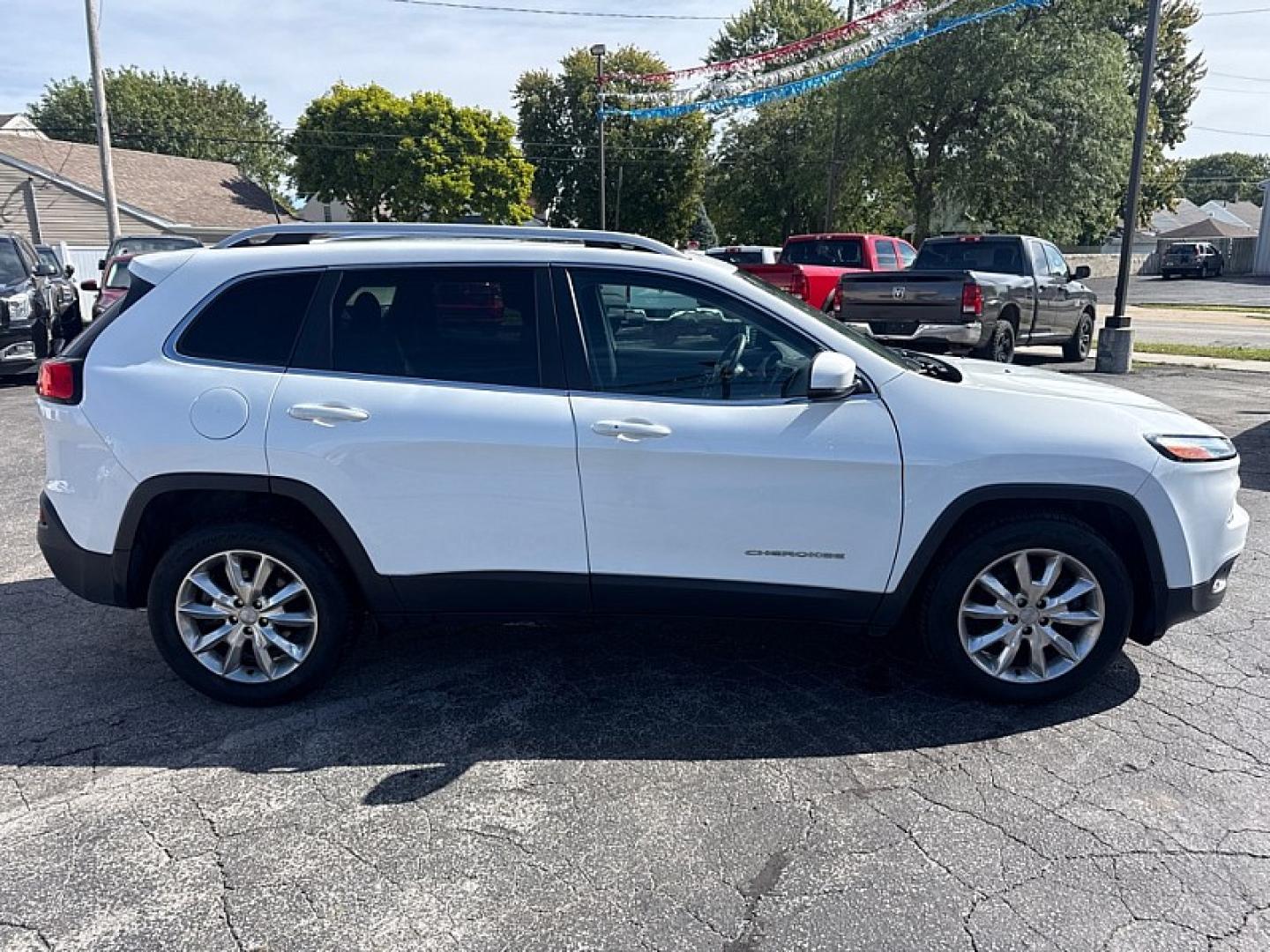 2017 WHITE /BLACK Jeep Cherokee Limited 4WD (1C4PJMDS4HW) with an 3.2L V6 DOHC 24V engine, 9A transmission, located at 3304 Woodville Road, Northwood, OH, 43619, (419) 210-8019, 41.612694, -83.480743- Photo#5